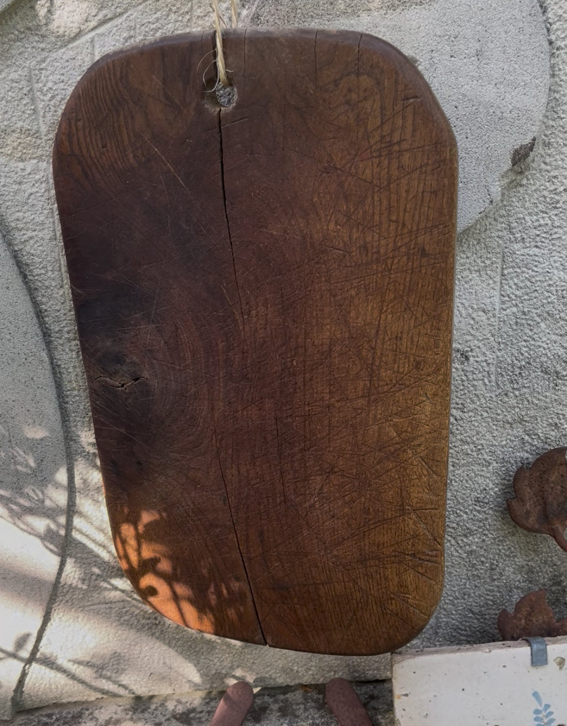 Sehr altes, uriges französisches Holzbrett für die Küche