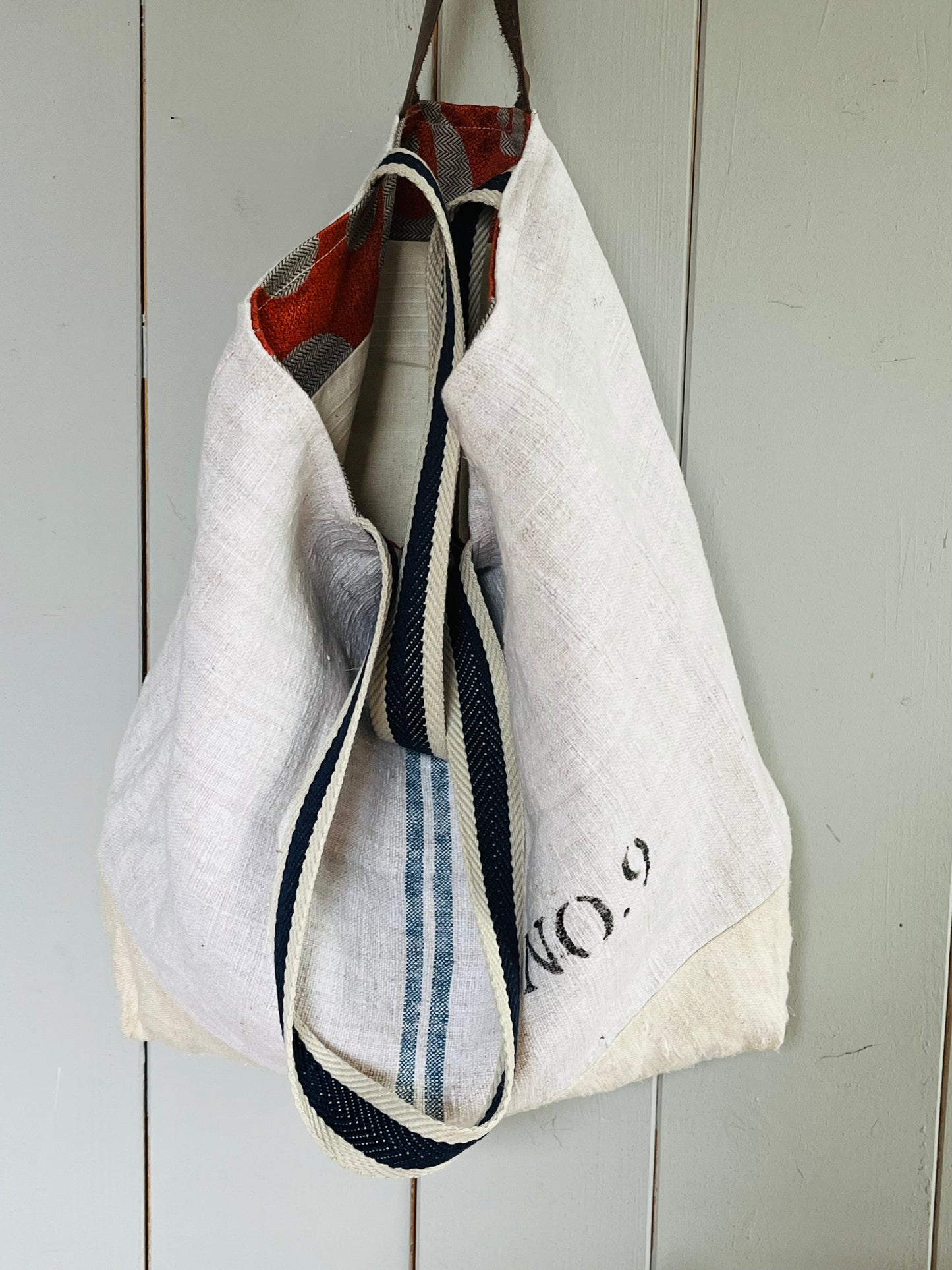 Blau gestreift: Große Tasche aus altem Leinensack