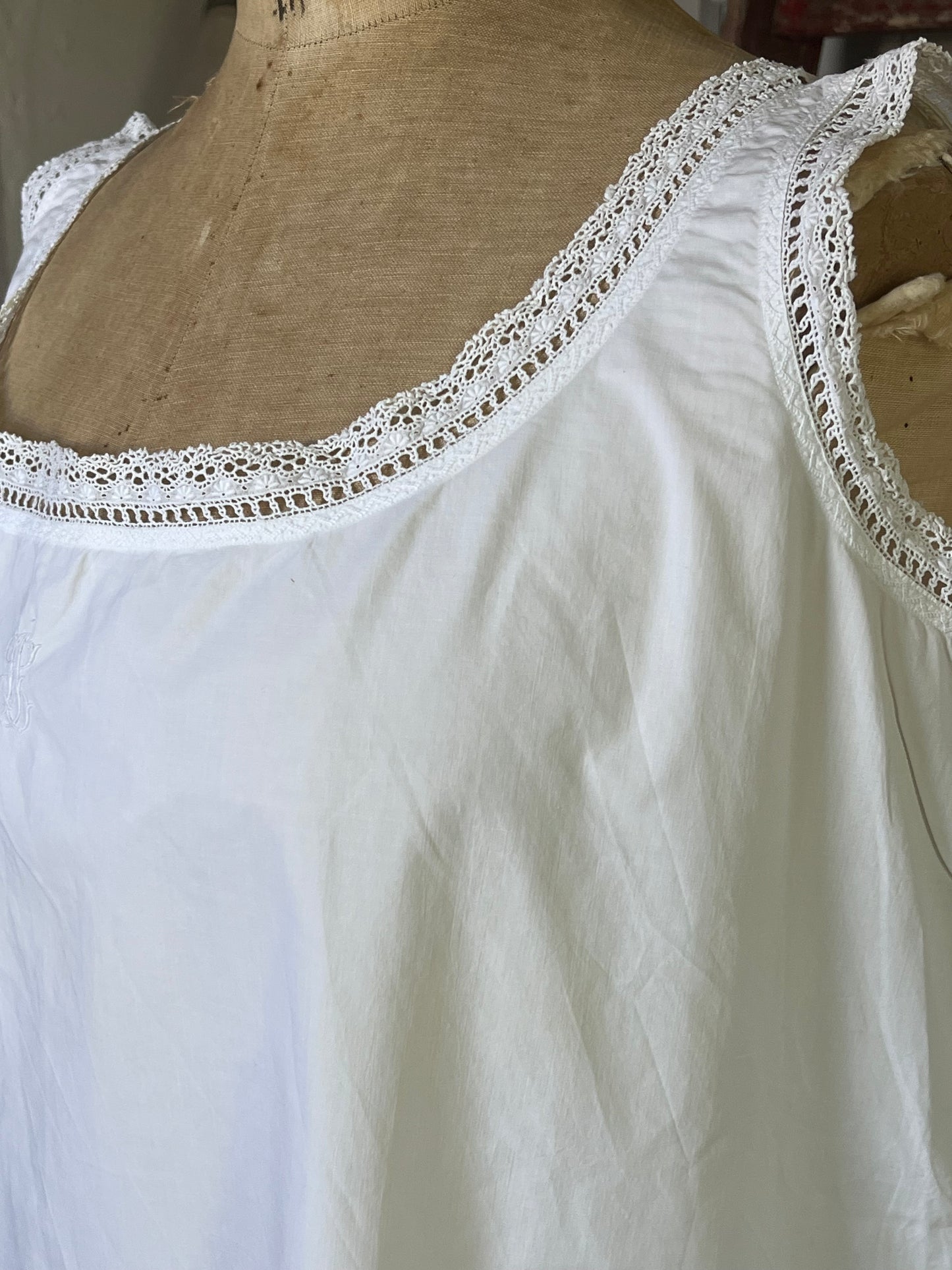 Romantisches Kleid aus Frankreich mit Spitze, Monogramm und Kleinen Mängeln