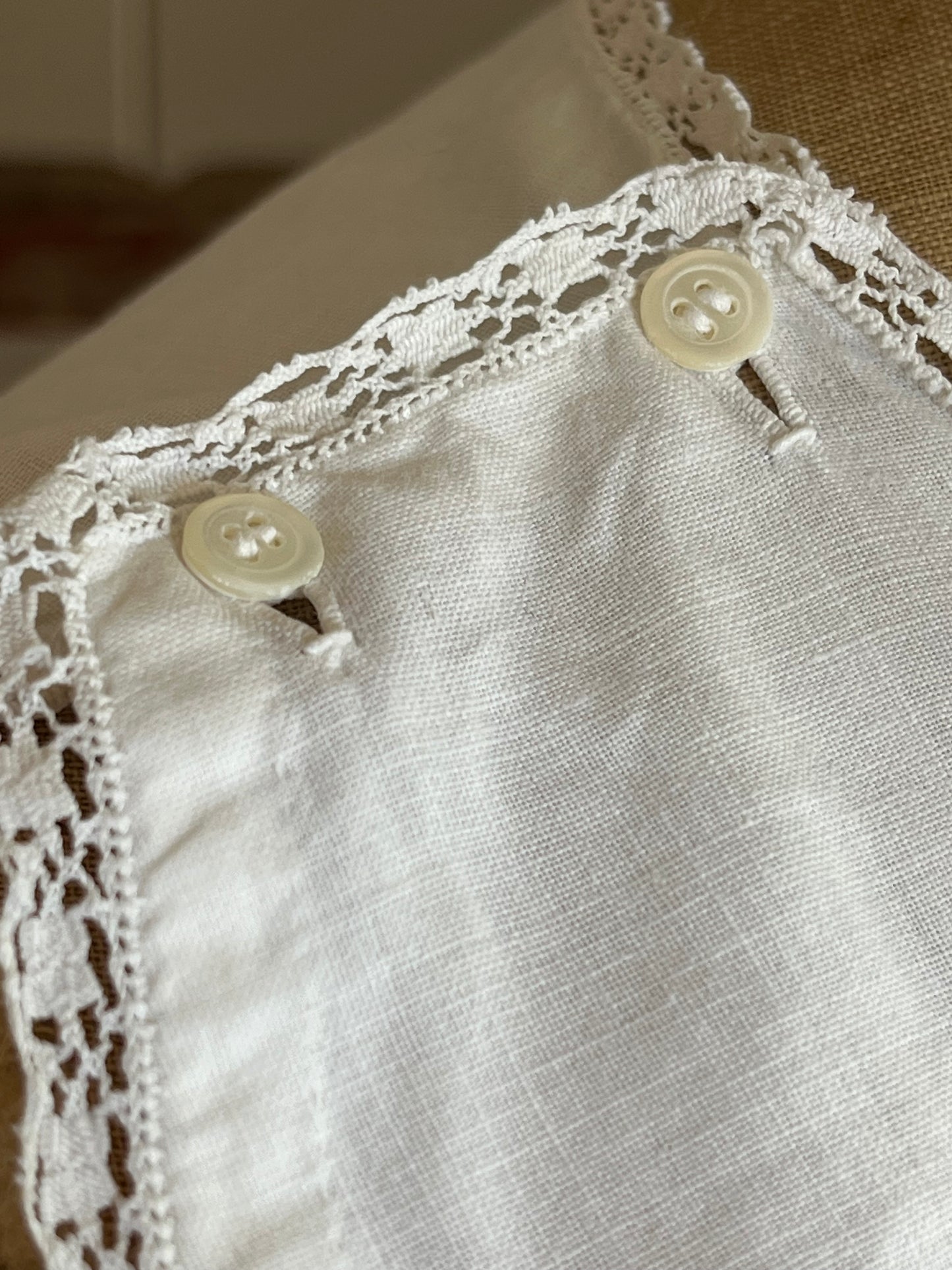 Kleid aus Frankreich mit Spitze und Lochstickerei
