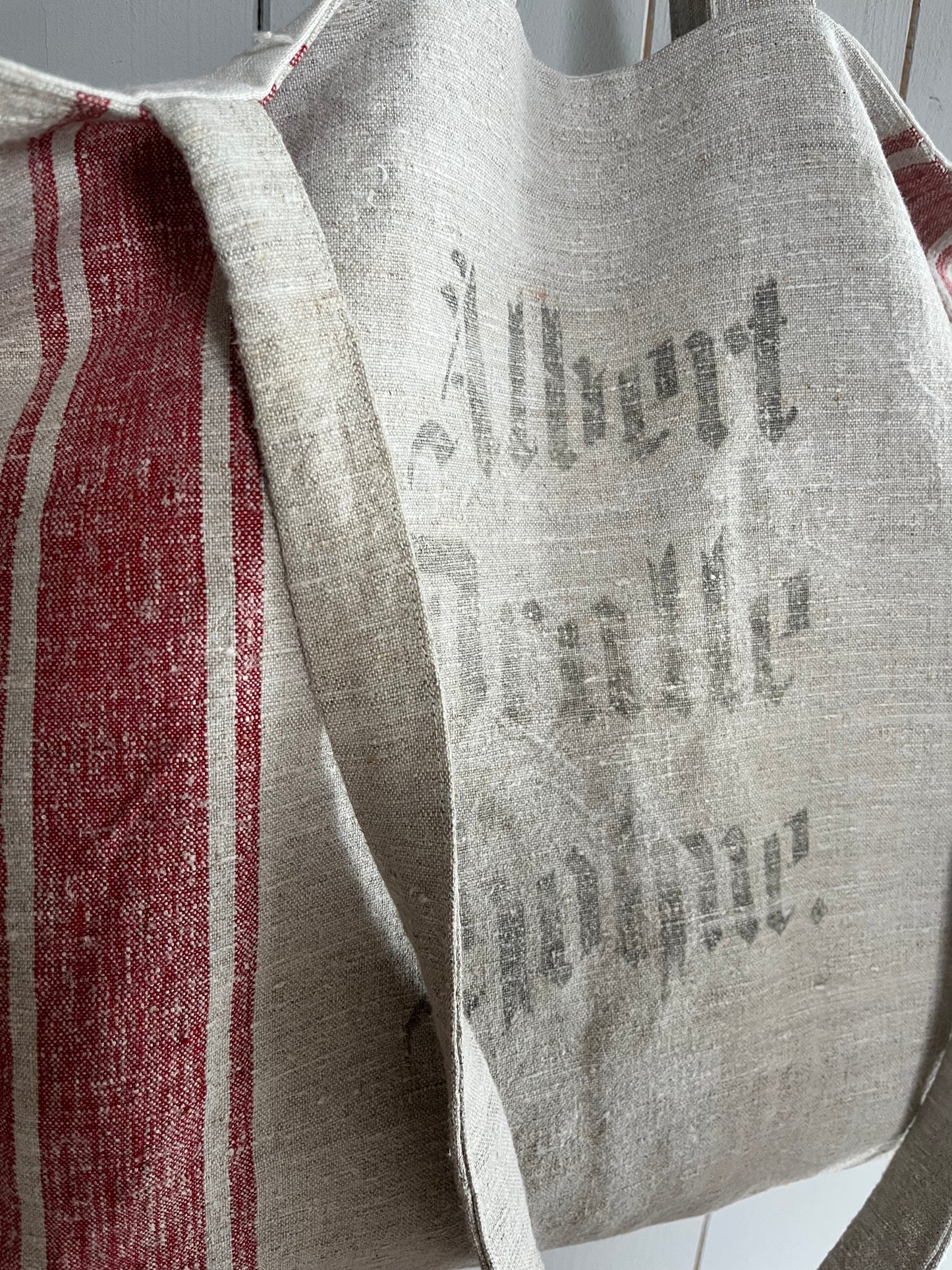 Rot gestreift: große Tasche aus sehr altem Leinensack