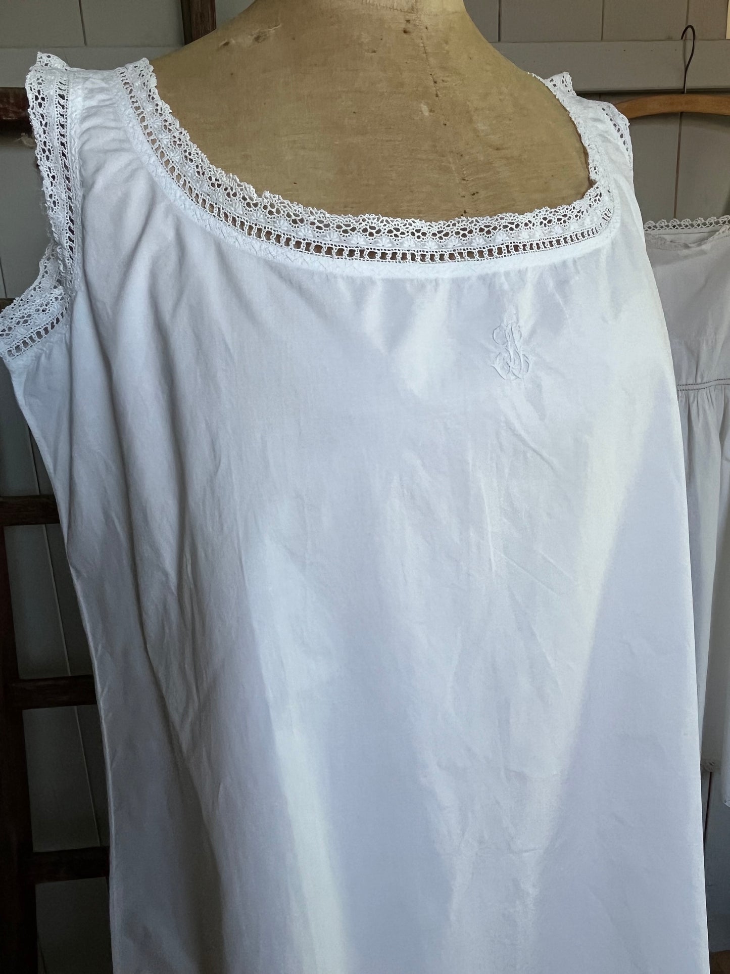 Romantisches Kleid aus Frankreich mit Spitze, Monogramm und Kleinen Mängeln