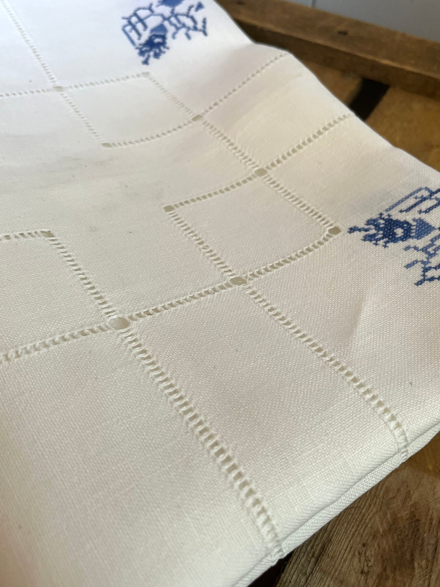 Feine große Tischdecke Leinen mit viel Hohlsaum und blauen gestickten Blüten