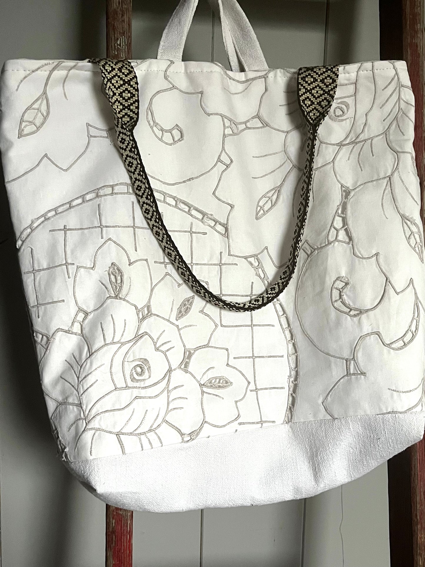 Große Tasche aus alter Richelieuspitze