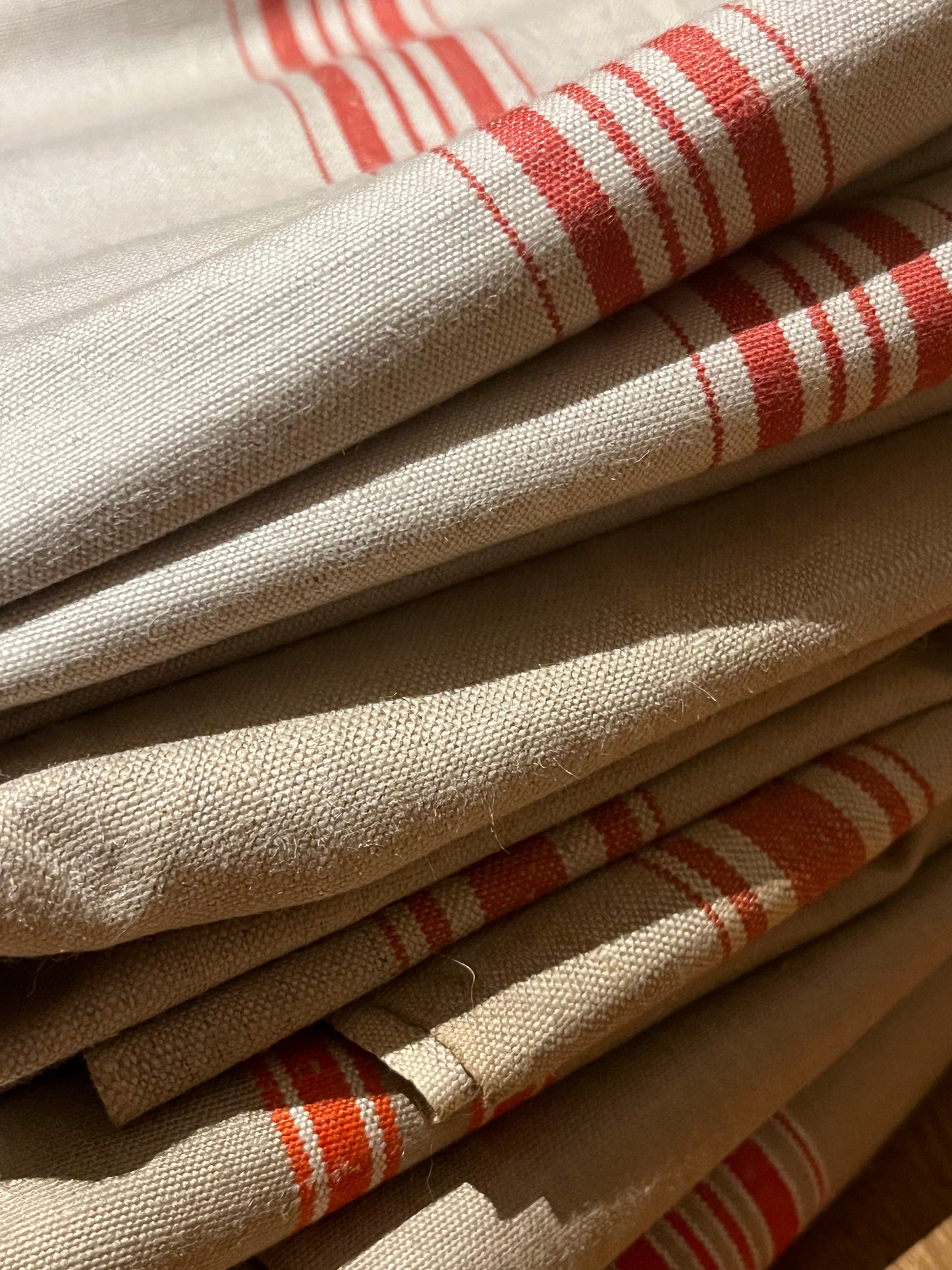 Besonders schönes Mangeltuch mit rot-weißen Streifen 3 × 0,88