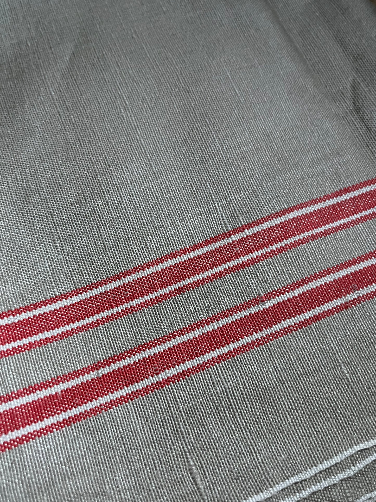 Großes unbenutztes Mangeltuch mit rot/weißen Streifen 300 x 89