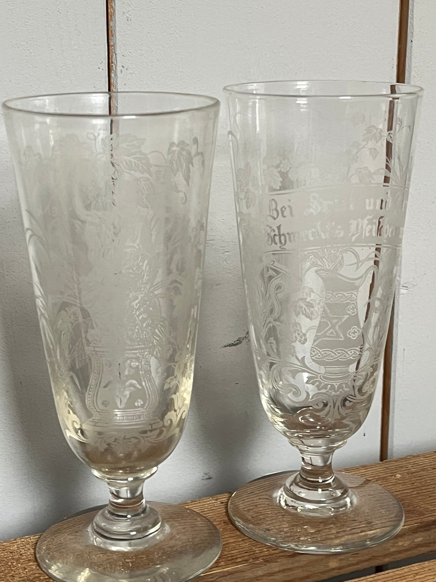 Zwei alte Biergläser mit Schliff