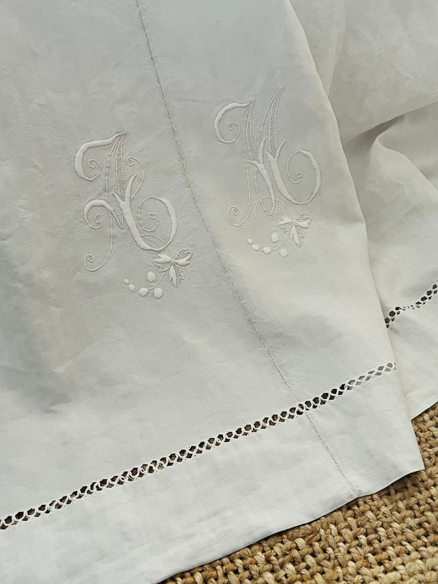XL Leinen Laken aus Frankreich mit großem Monogramm und Hohlsaum