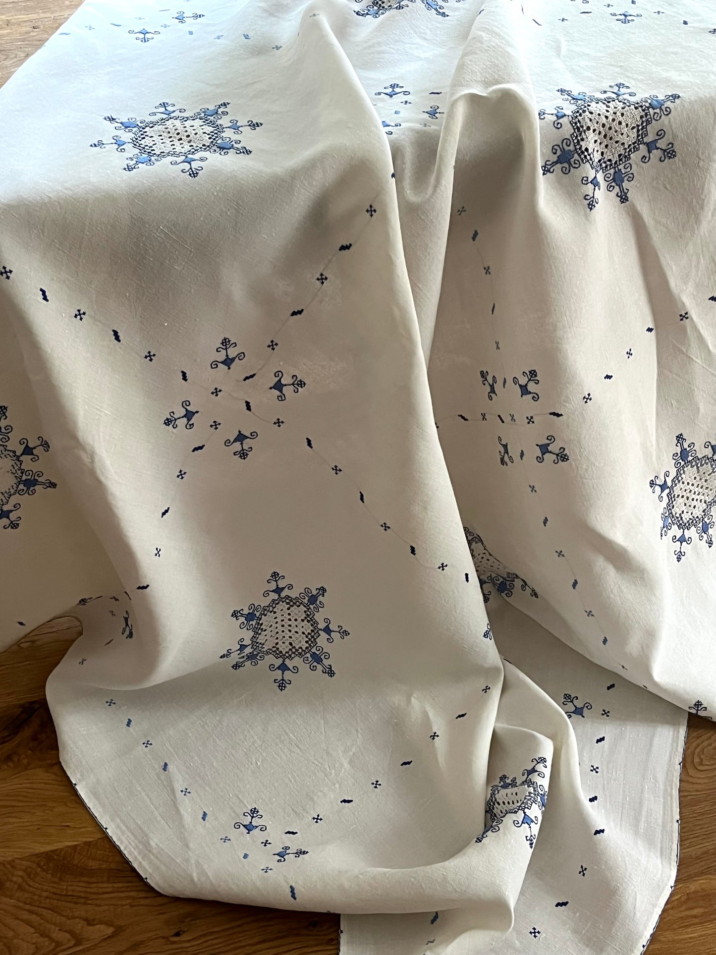 Handarbeit in Blau/Weiß: Leinendecke in bestem Zustand 135 x 130