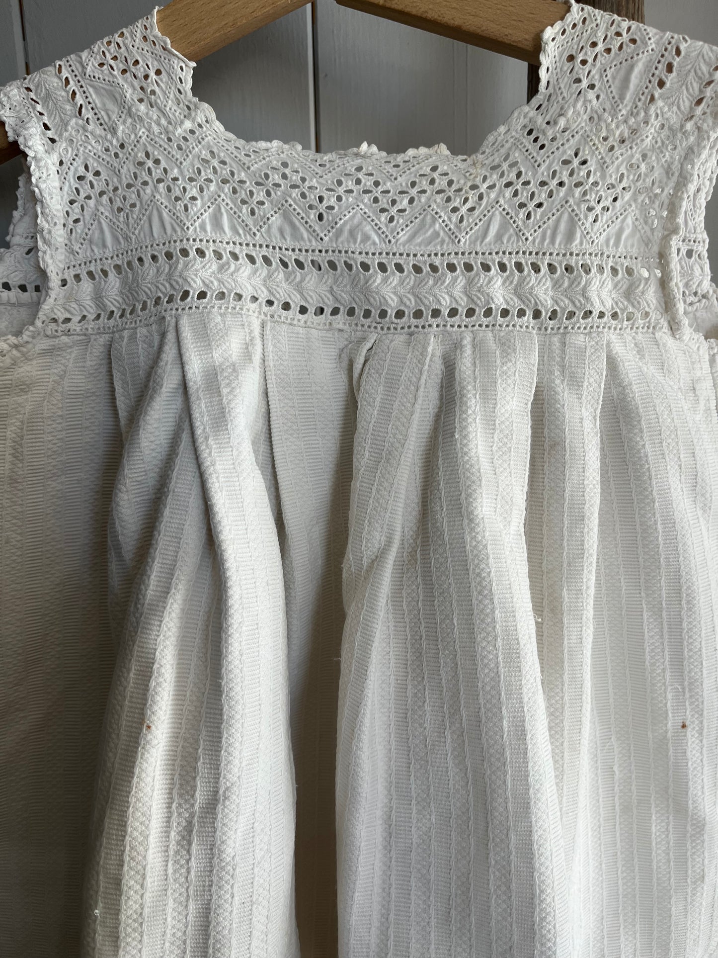 Für Mademoiselle: Kleid mit Spitze