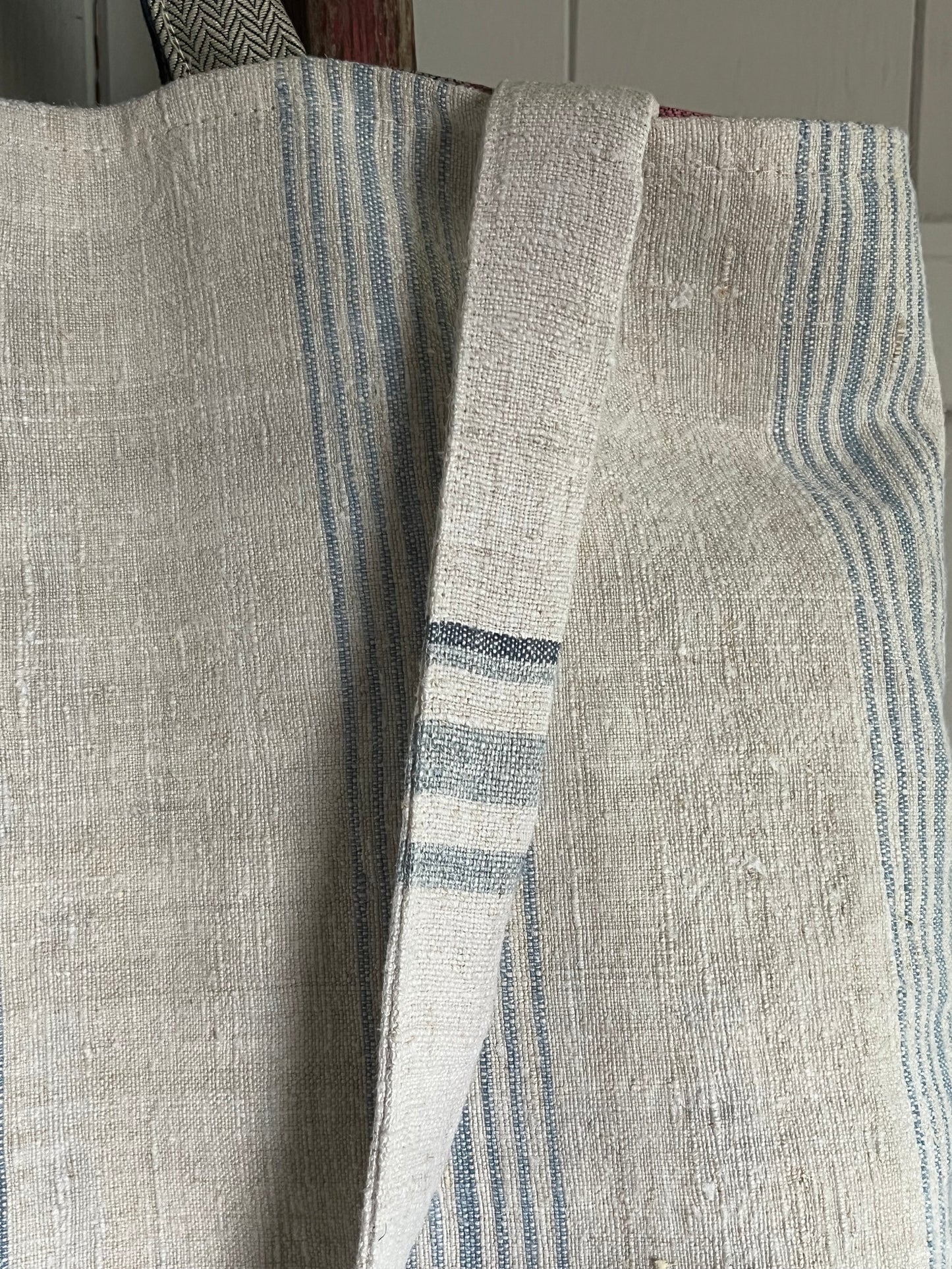 Big: große Tasche aus altem Leinensack mit Streifen und Blüten