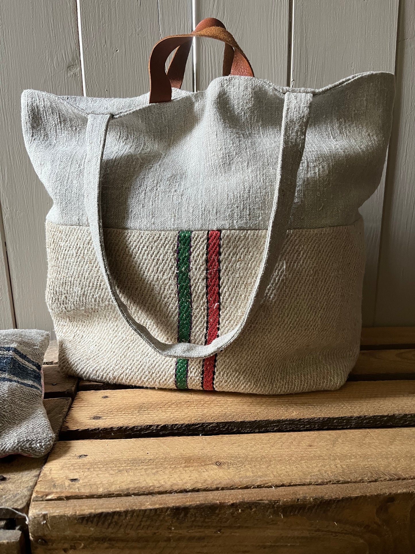 Gestreift: Große Tasche aus altem Leinensack mit Streifen
