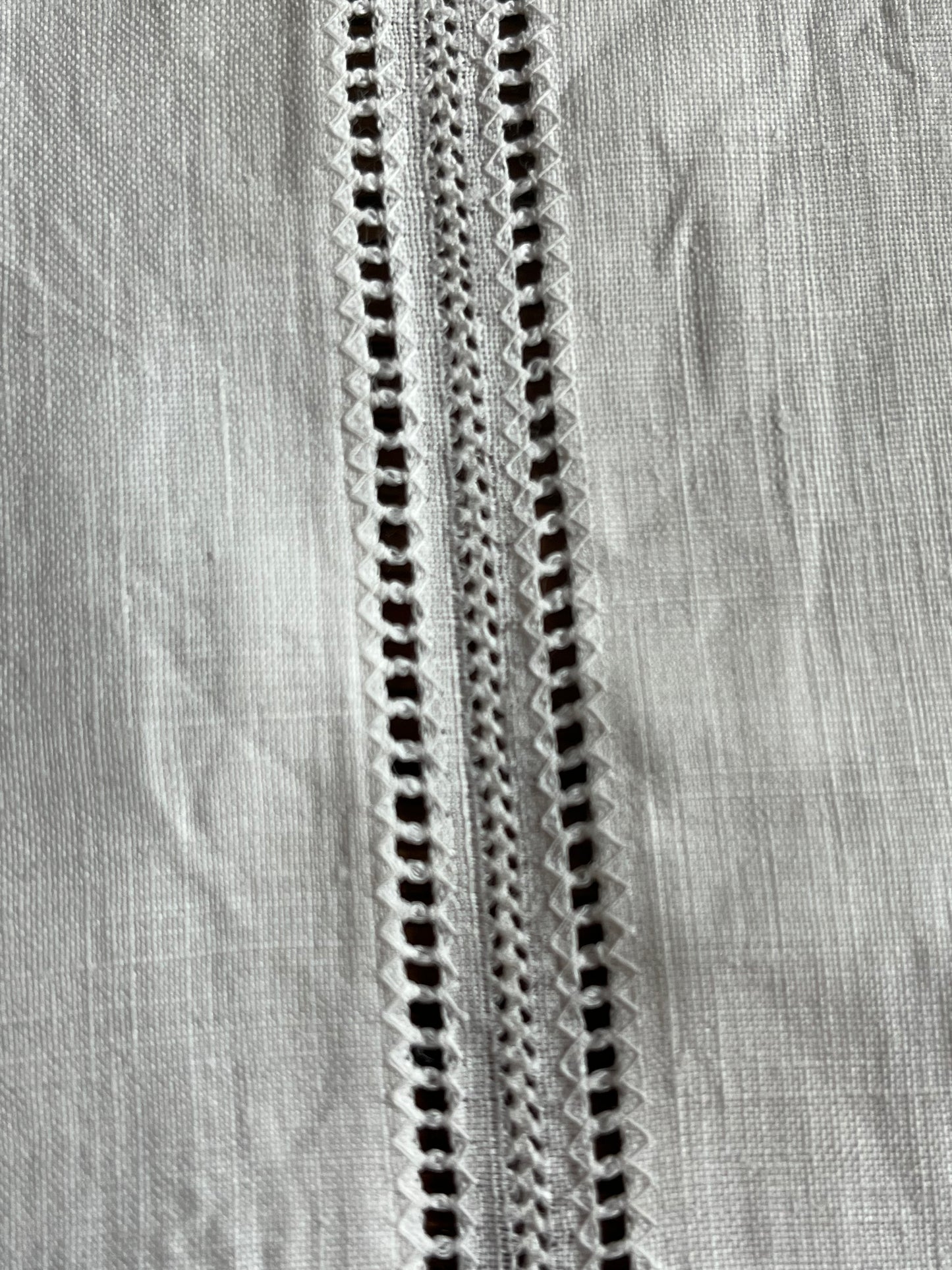 Reich besticktes Leinenkissen aus Frankreich mit Monogramm und Hohlsaum