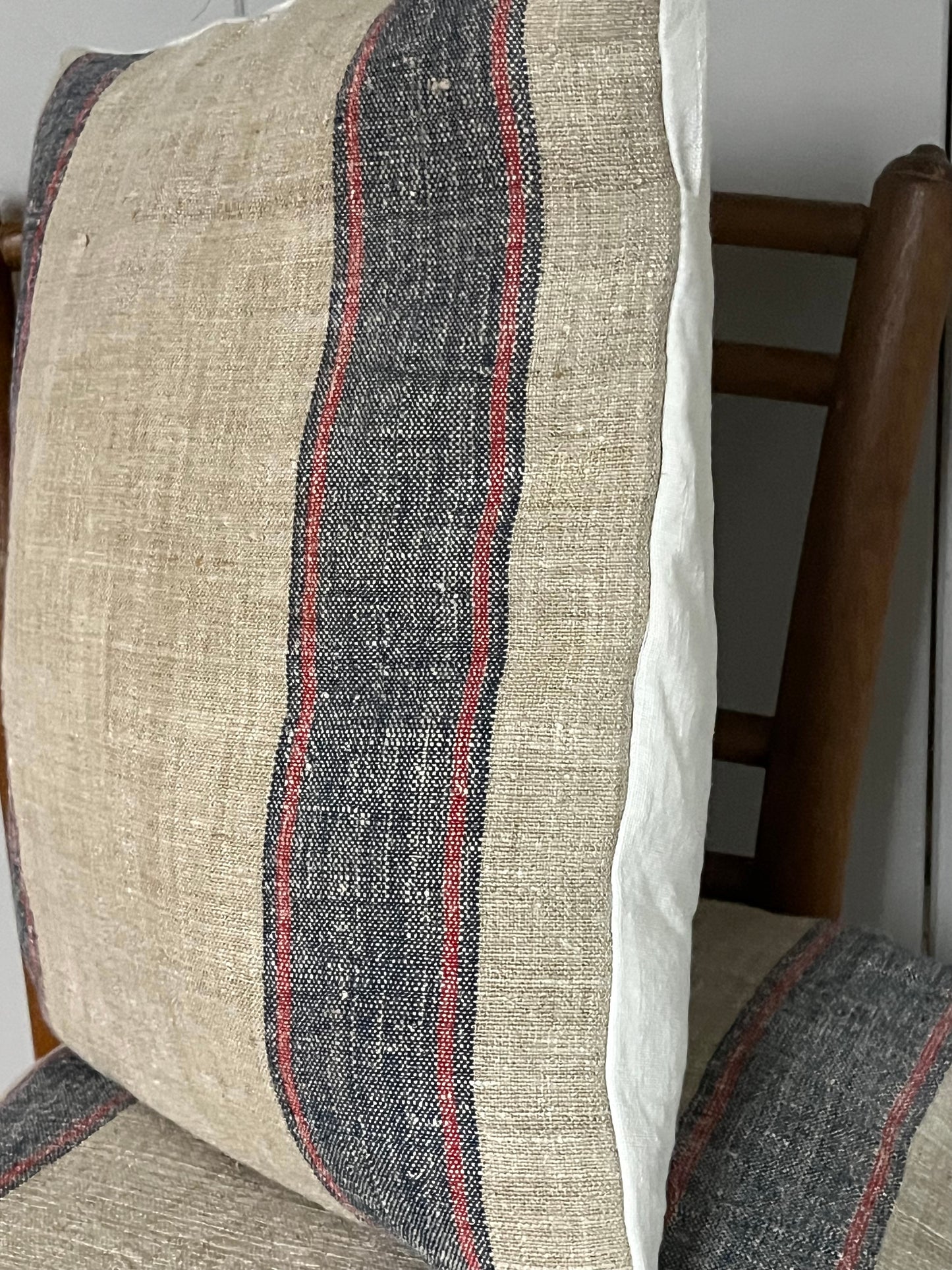 Blau/Rot gestreift: Vintage Kissen aus altem Leinensack 50 x 50