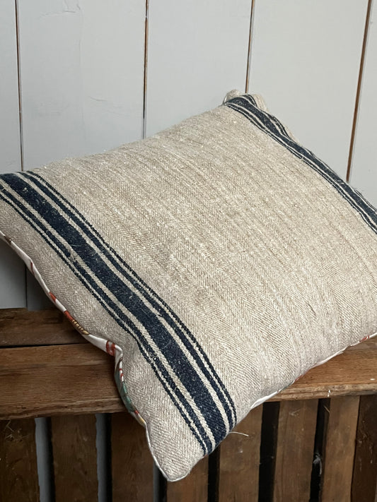 Blau gestreift: Vintage Kissen aus altem Leinensack