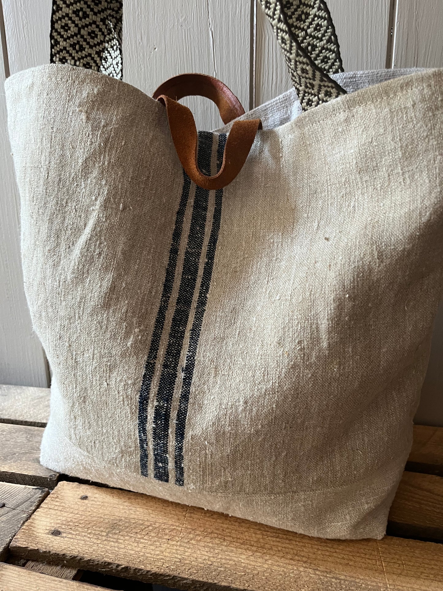 Gestreift: Große Tasche aus altem Leinensack mit Streifen