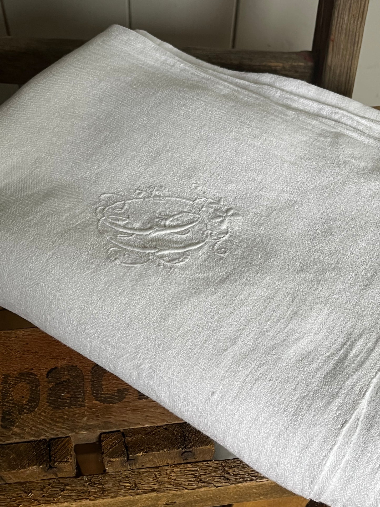 Alte Tischdecke Damast mit elegantem Monogramm „D“ 160 x 115 - kleine Defekte
