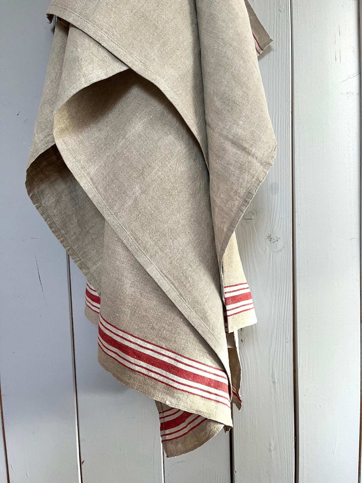 Großes Leinentuch mit breiten rot/weißen Streifen
