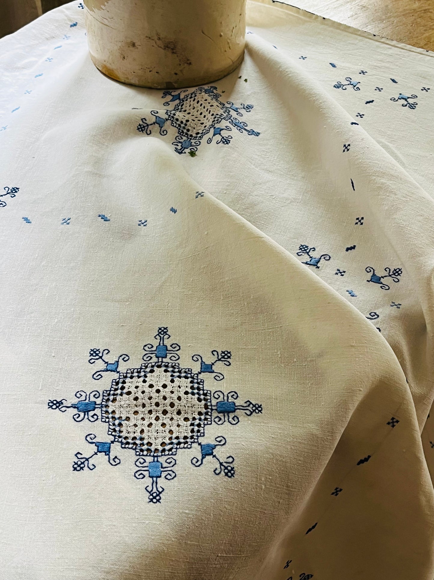 Handarbeit in Blau/Weiß: Leinendecke in bestem Zustand 135 x 130