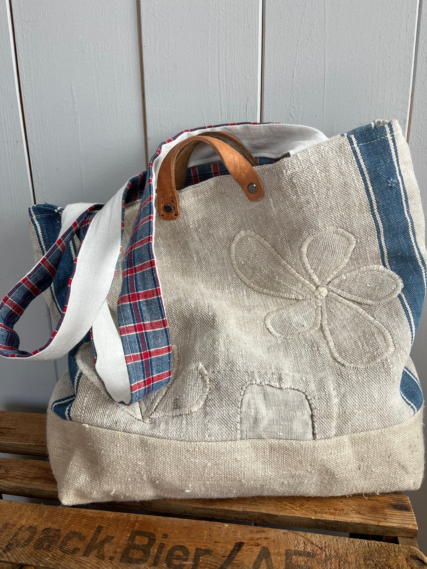 Very Vintage: Große Tasche aus altem Leinensack mit Streifen, Blüten und Aufschrift