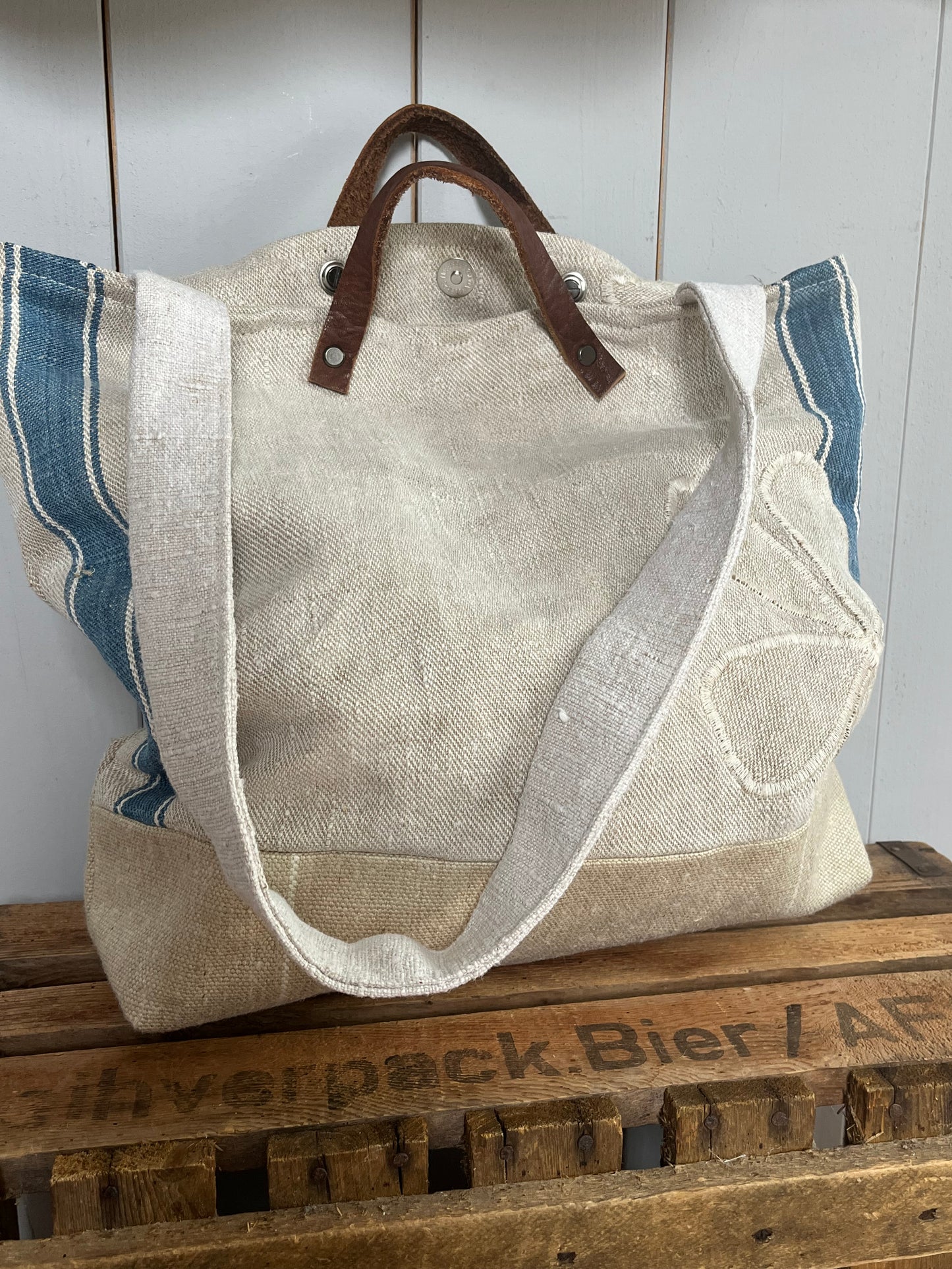 Very Vintage: Große Tasche aus altem Leinensack mit Streifen und Blüten