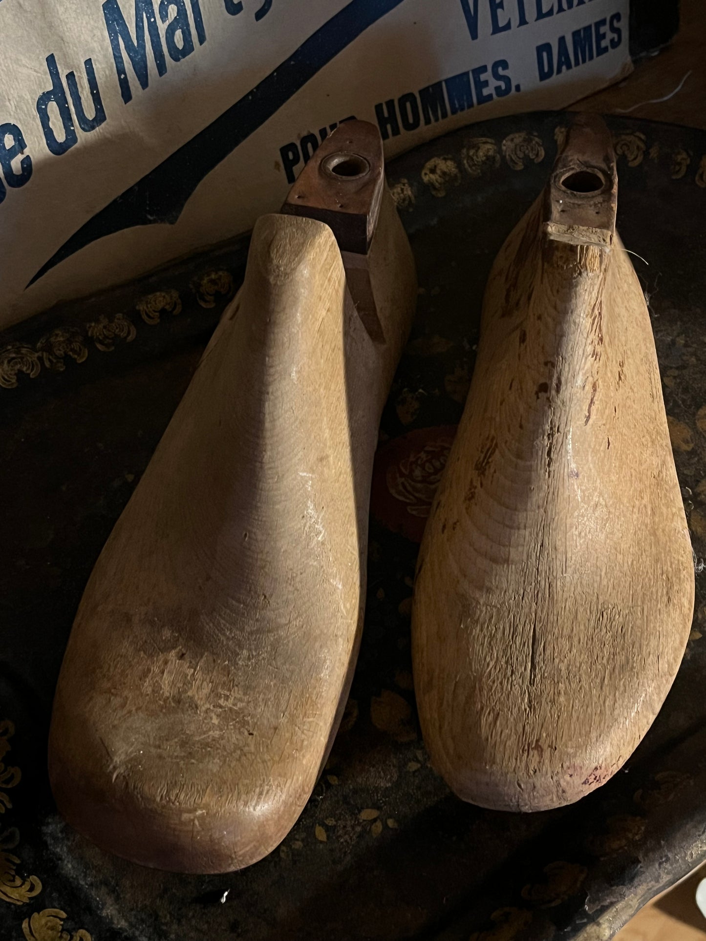 2 große, schwere Holz-Schuhleisten aus Belgien