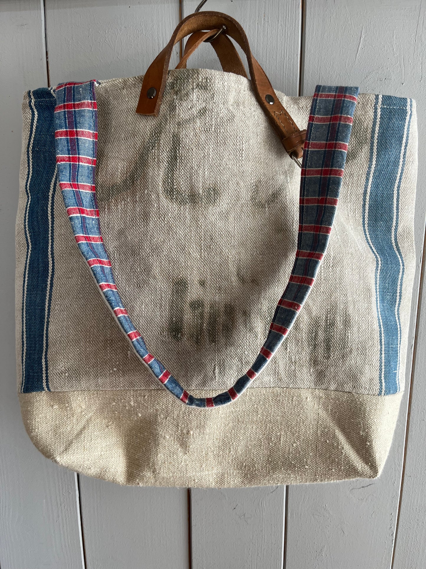 Very Vintage: Große Tasche aus altem Leinensack mit Streifen, Blüten und Aufschrift