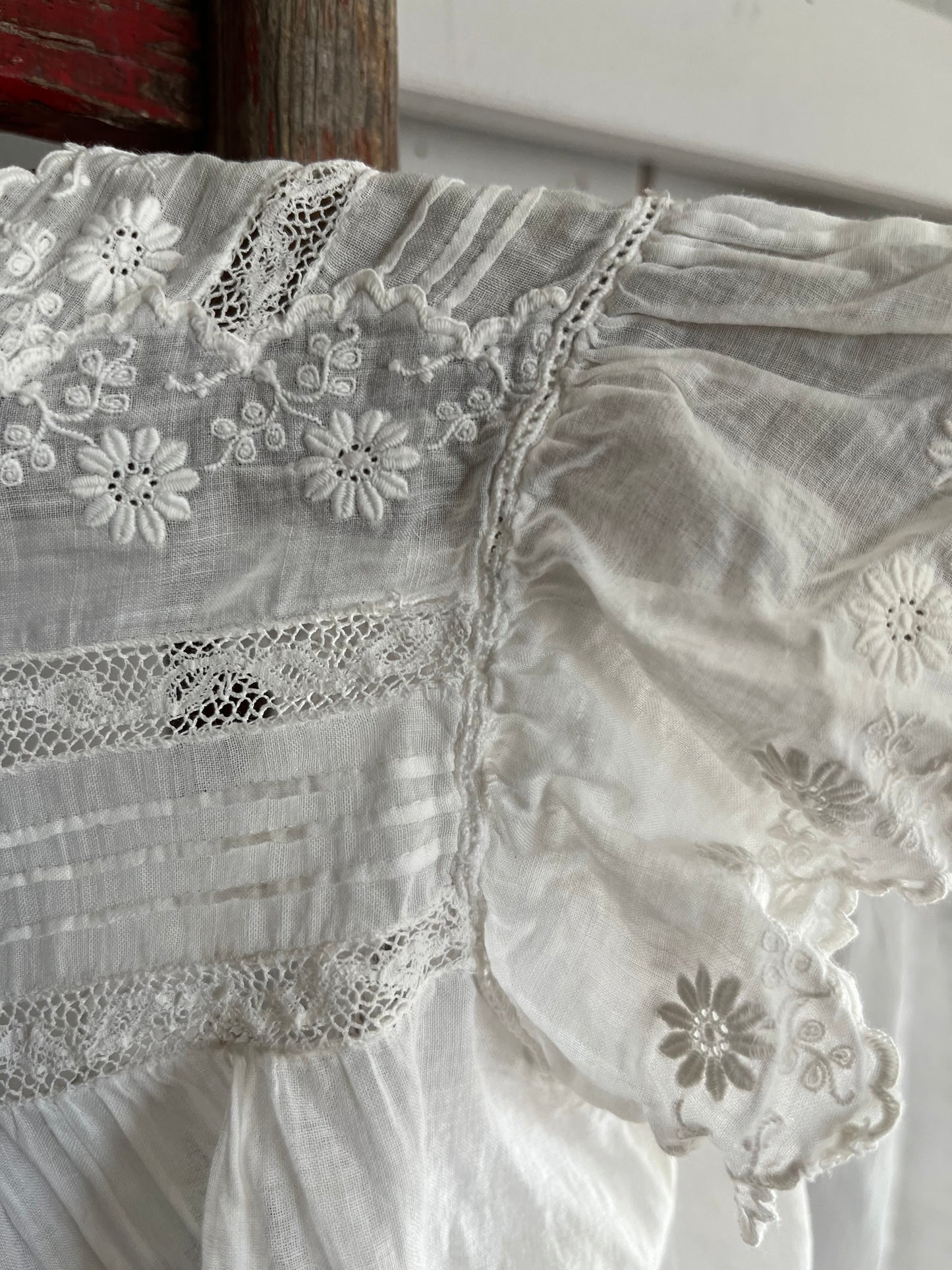 Für Mademoiselle: feines Kleid mit Blüten und Spitze