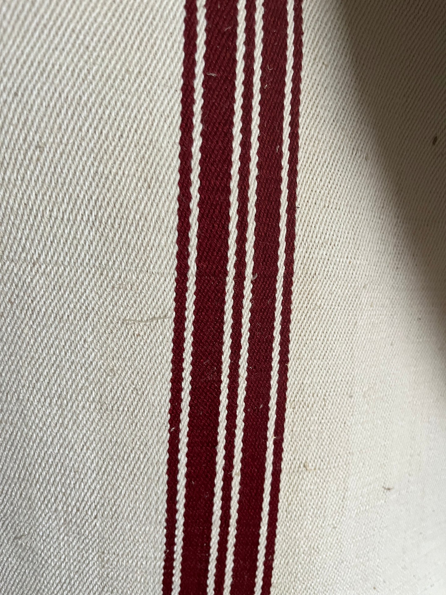 Unbenutzter alter Leinensack mit Dunkelroten Streifen 140 x 55