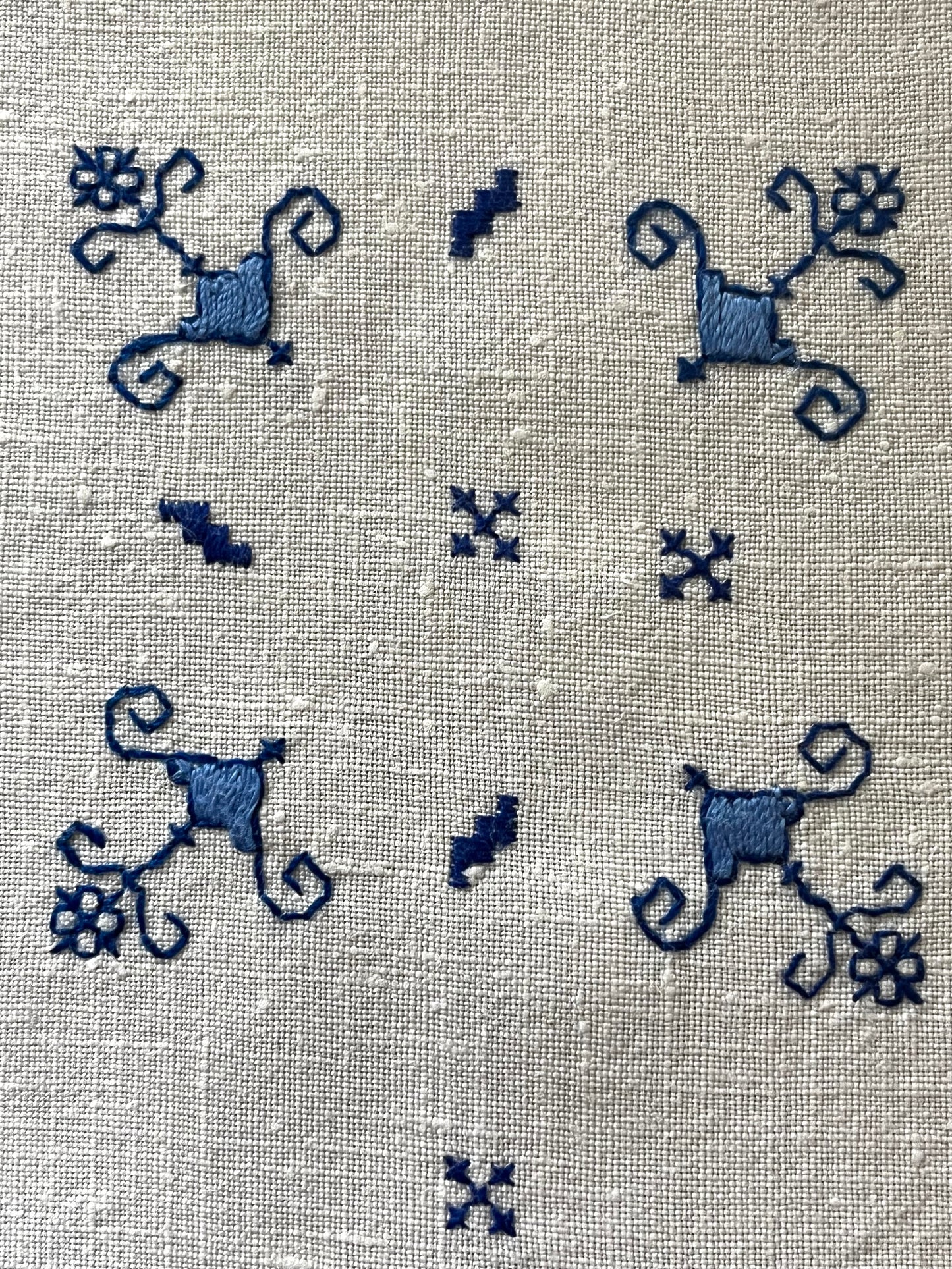 Handarbeit in Blau/Weiß: Leinendecke in bestem Zustand 135 x 130