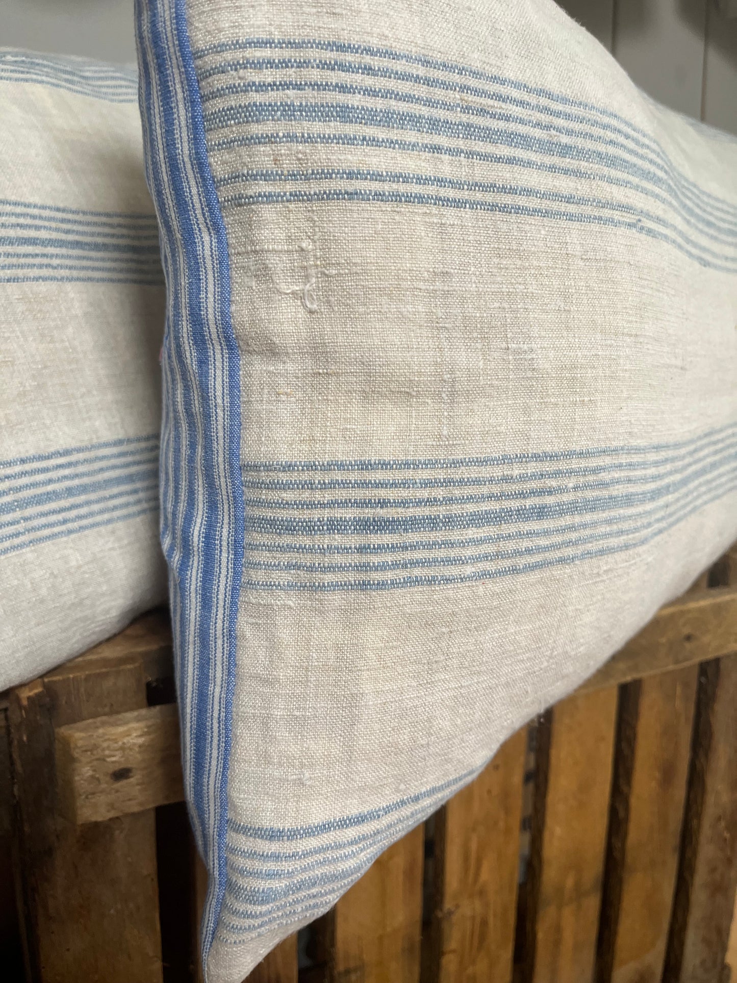 Großes Kissen blau/weiß 70 x 40 aus altem Leinen