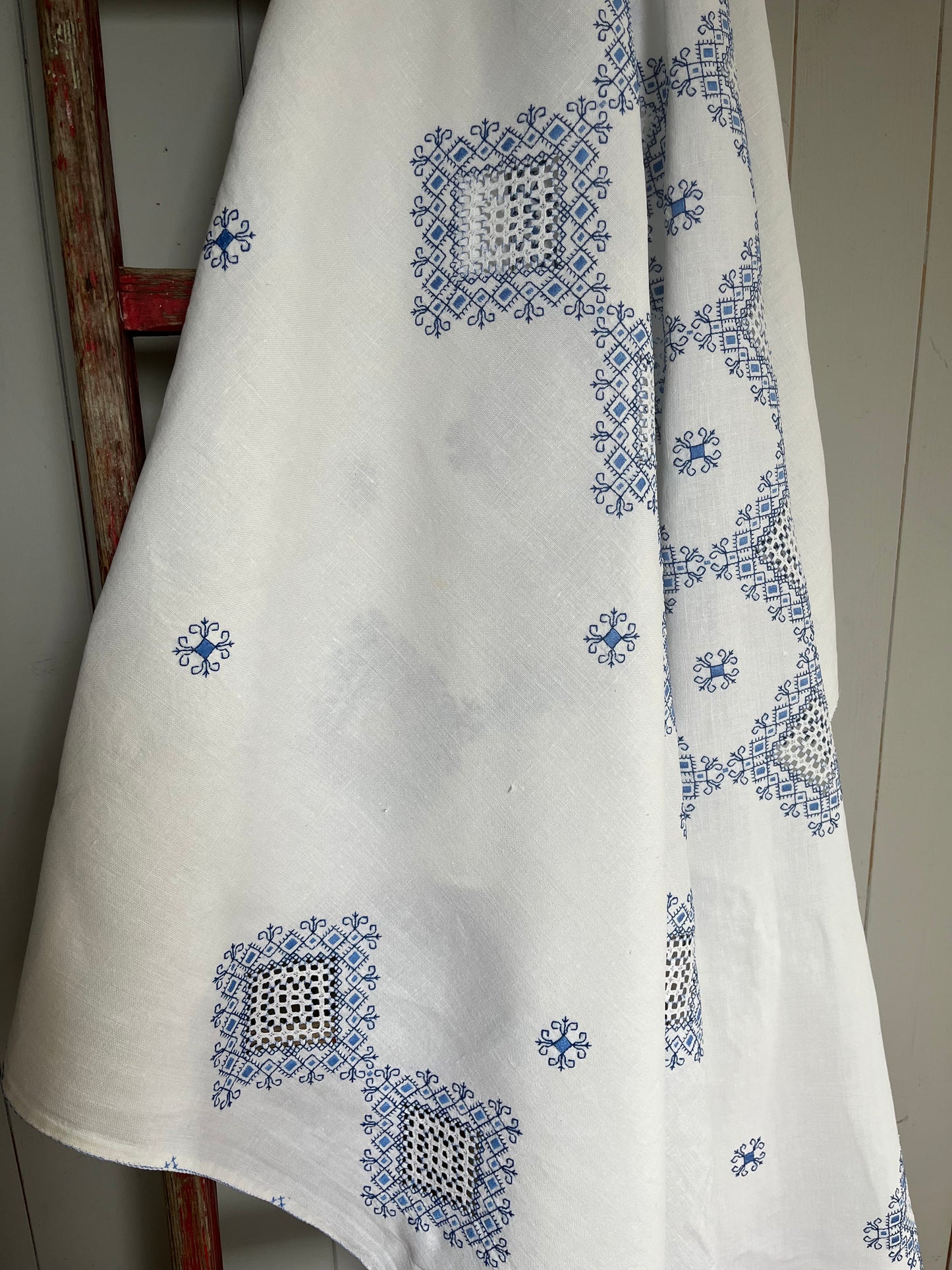 Viel Handarbeit in Blau/Weiß: Große Leinendecke in bestem Zustand 190 x 150