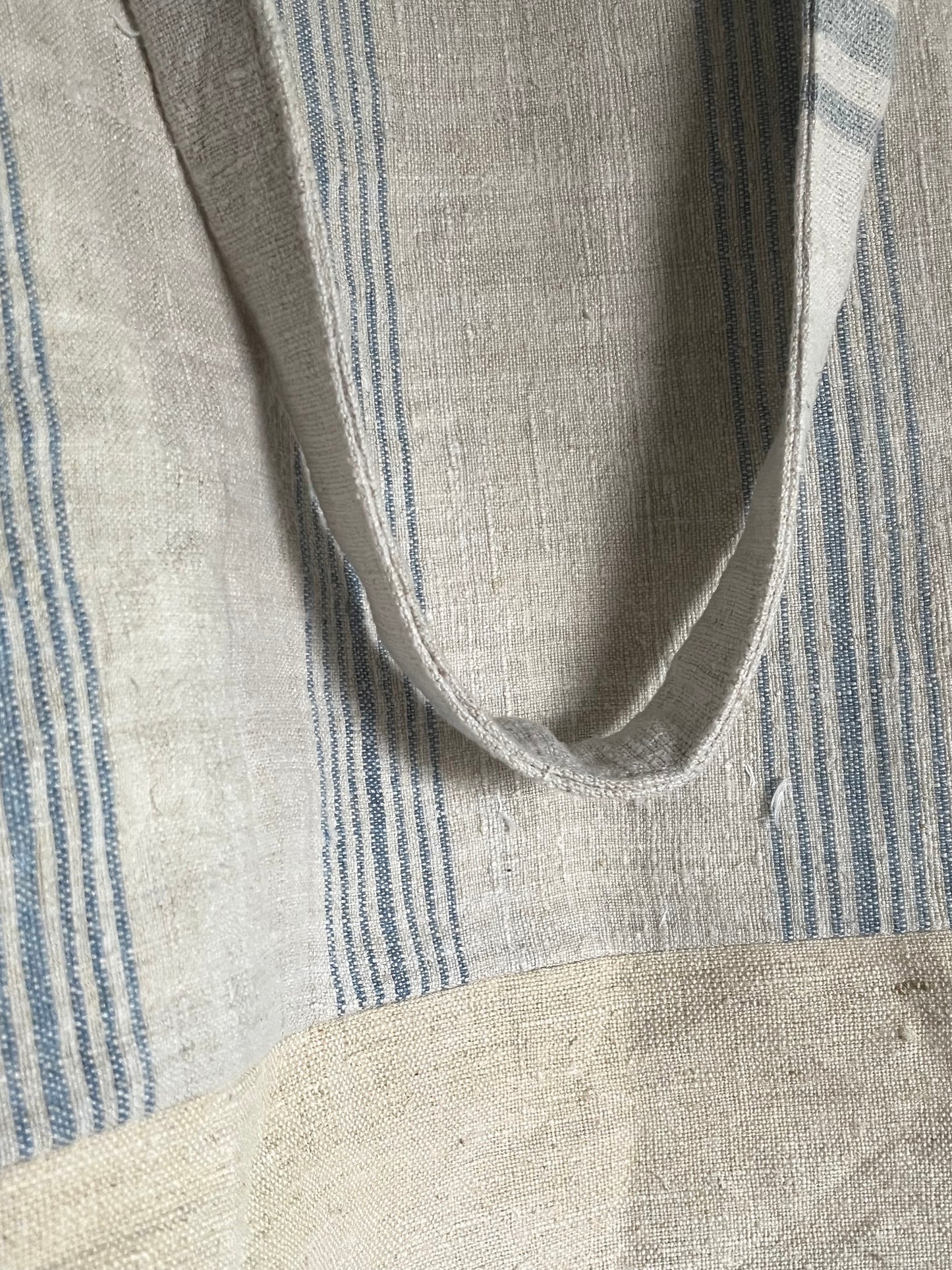 Big: große Tasche aus altem Leinensack mit Streifen und Blüten