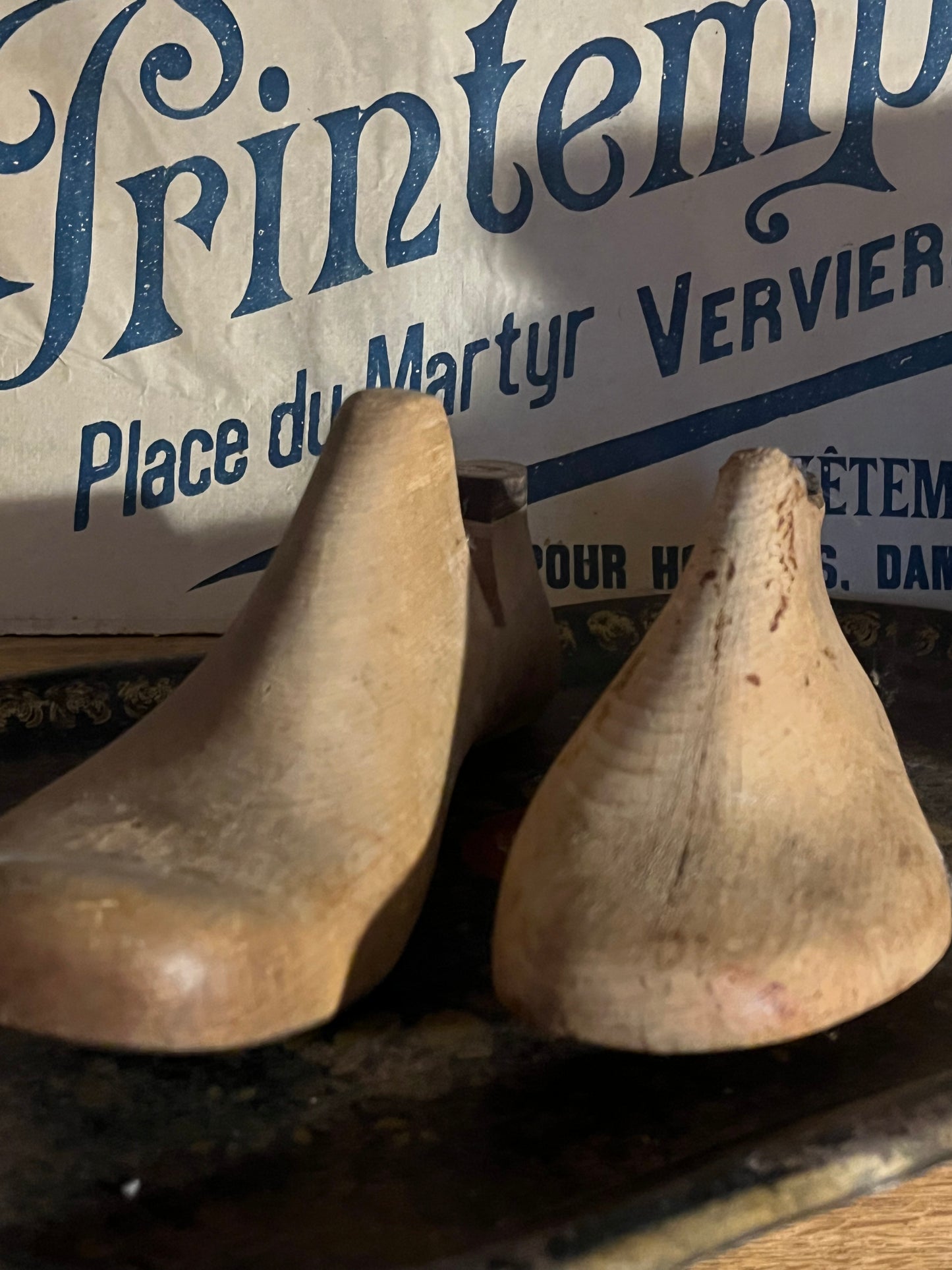 2 große, schwere Holz-Schuhleisten aus Belgien