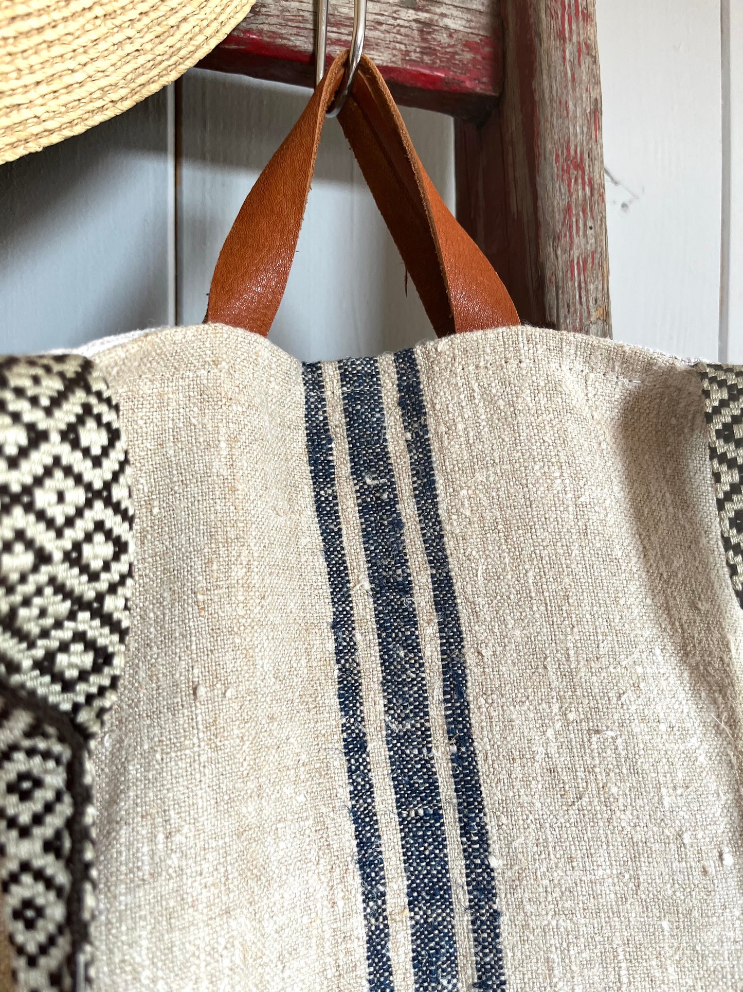 Gestreift: Große Tasche aus altem Leinensack mit Streifen