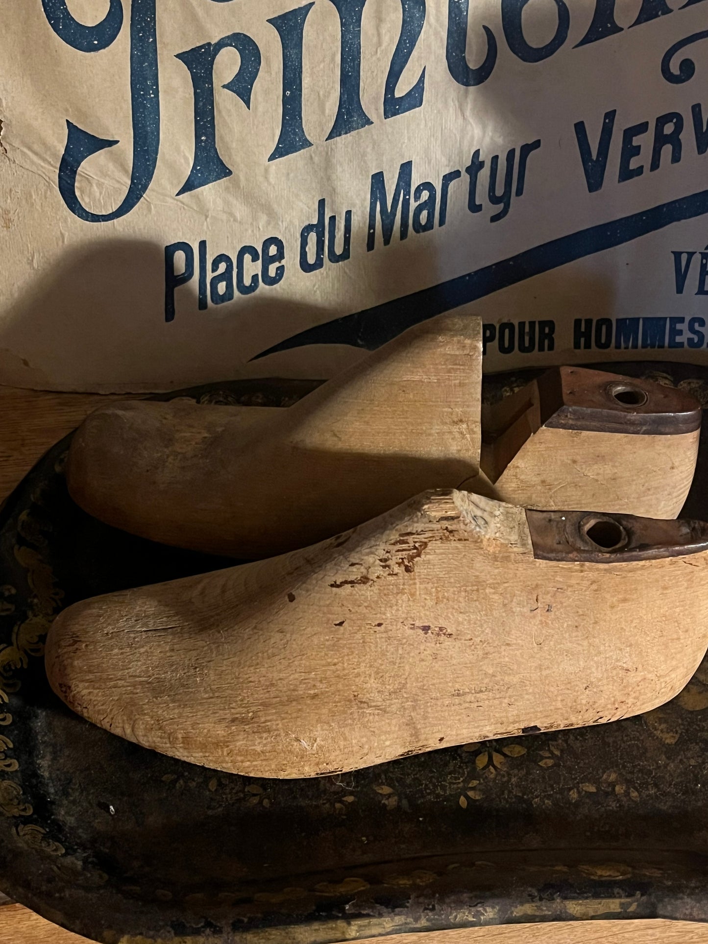 2 große, schwere Holz-Schuhleisten aus Belgien