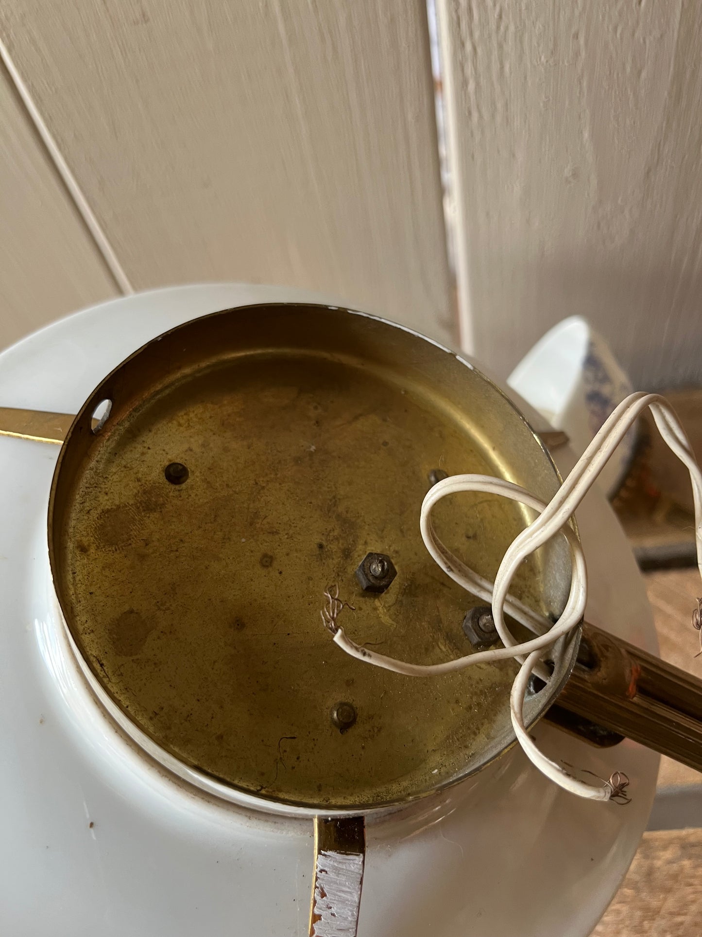 Seltene Wandlampe mit Hirschmotiv auf Porzellan aus Frankreich