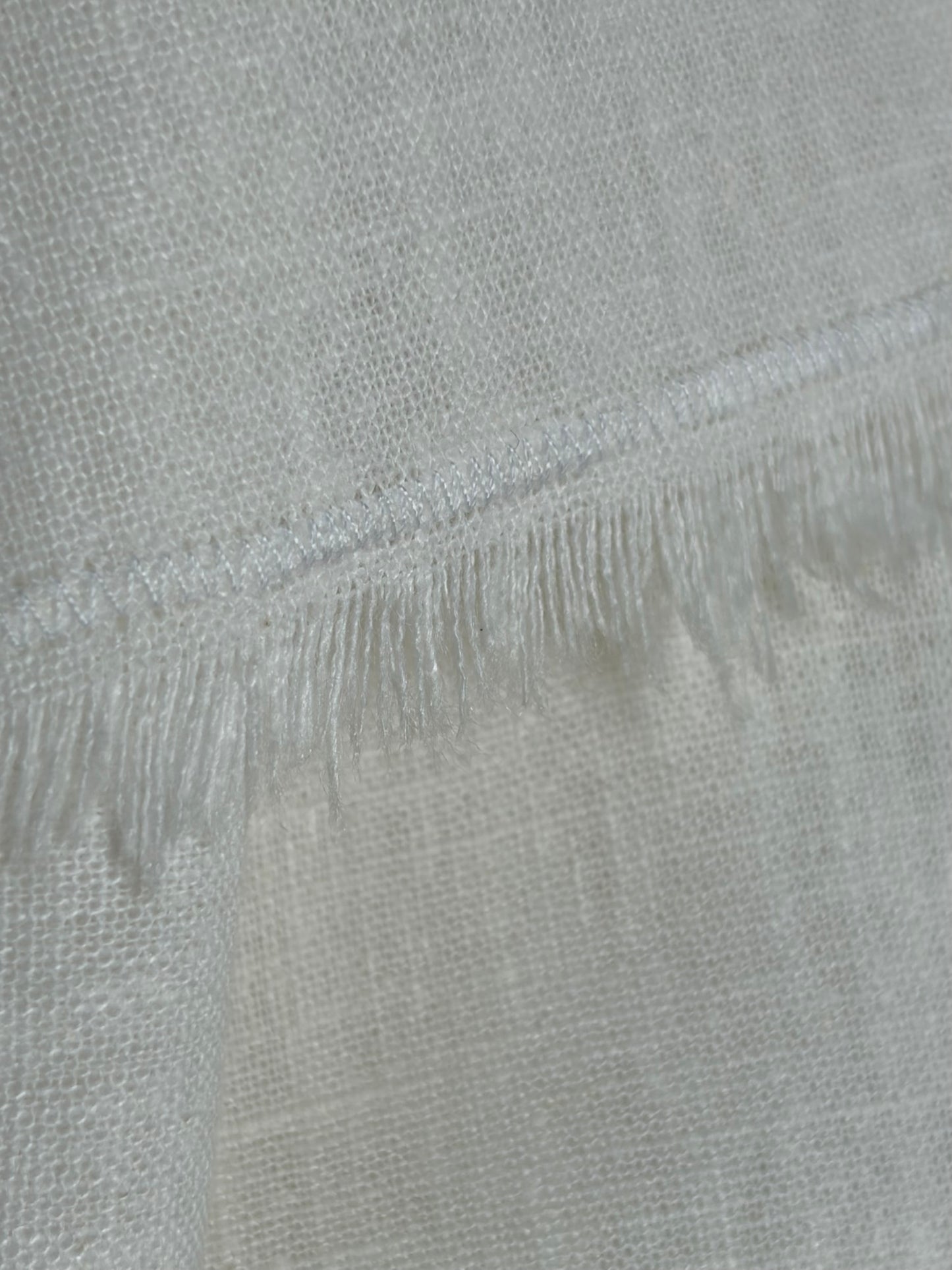 Just a Throw…Großer Überwurf, Decke, Plaid aus weißem Leinen mit blauer Blüte 175 x 150