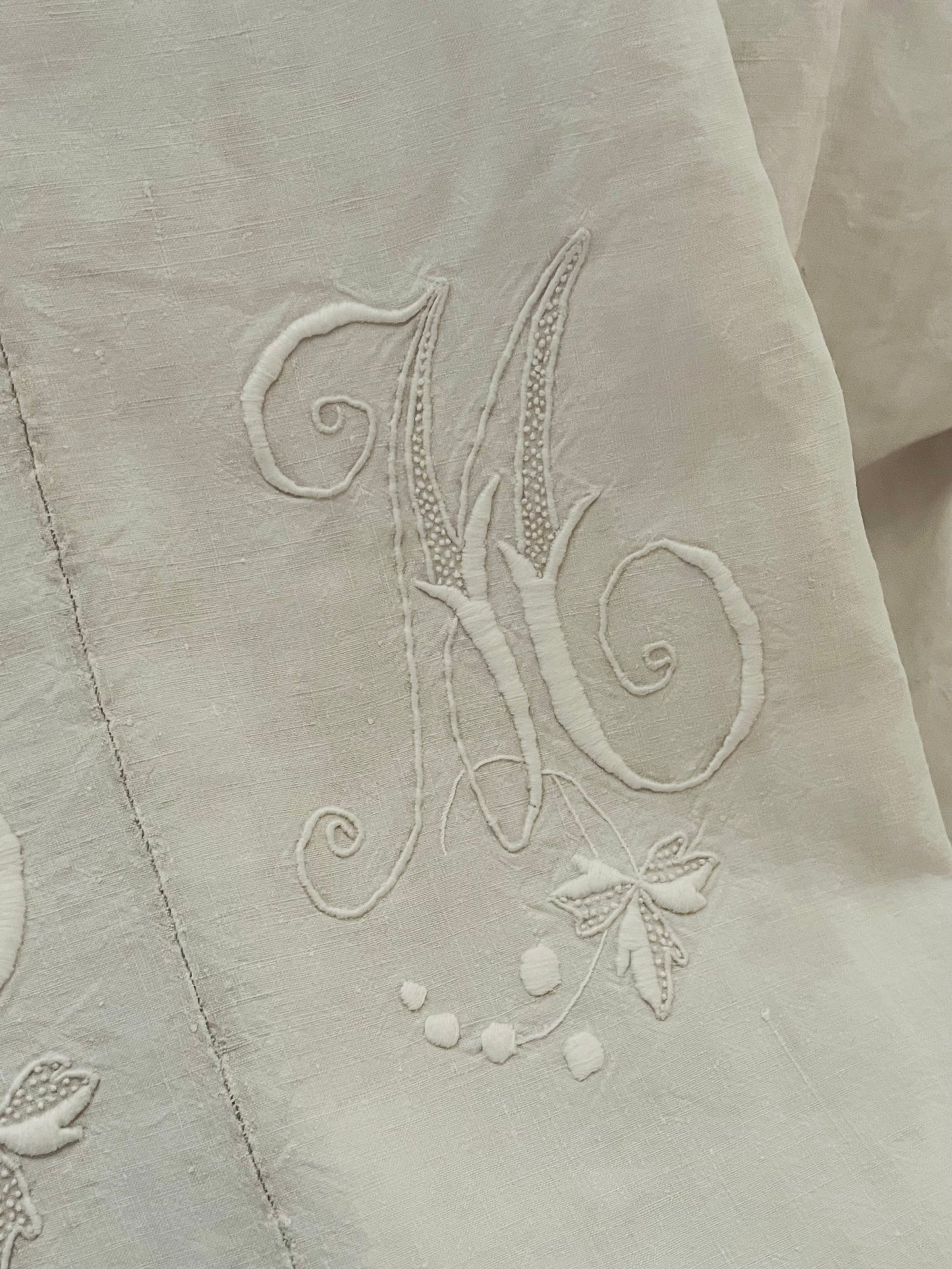 XL Leinen Laken aus Frankreich mit großem Monogramm und Hohlsaum