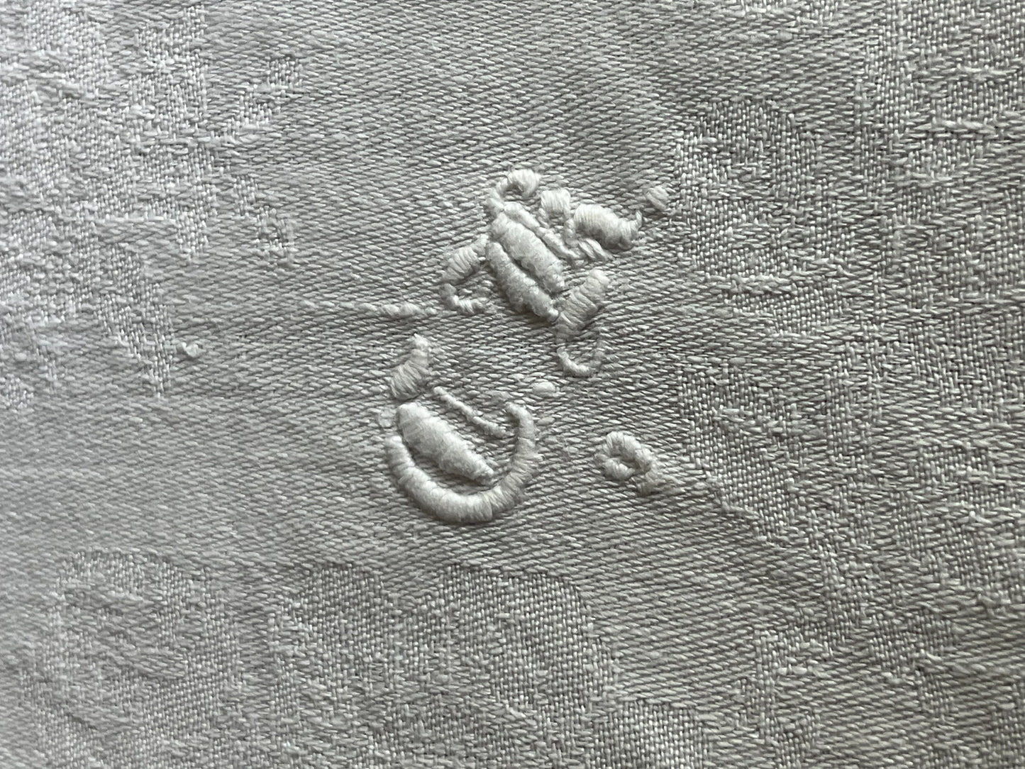 Leinendecke Serviette aus Frankreich mit Prunkdamast und Monogramm