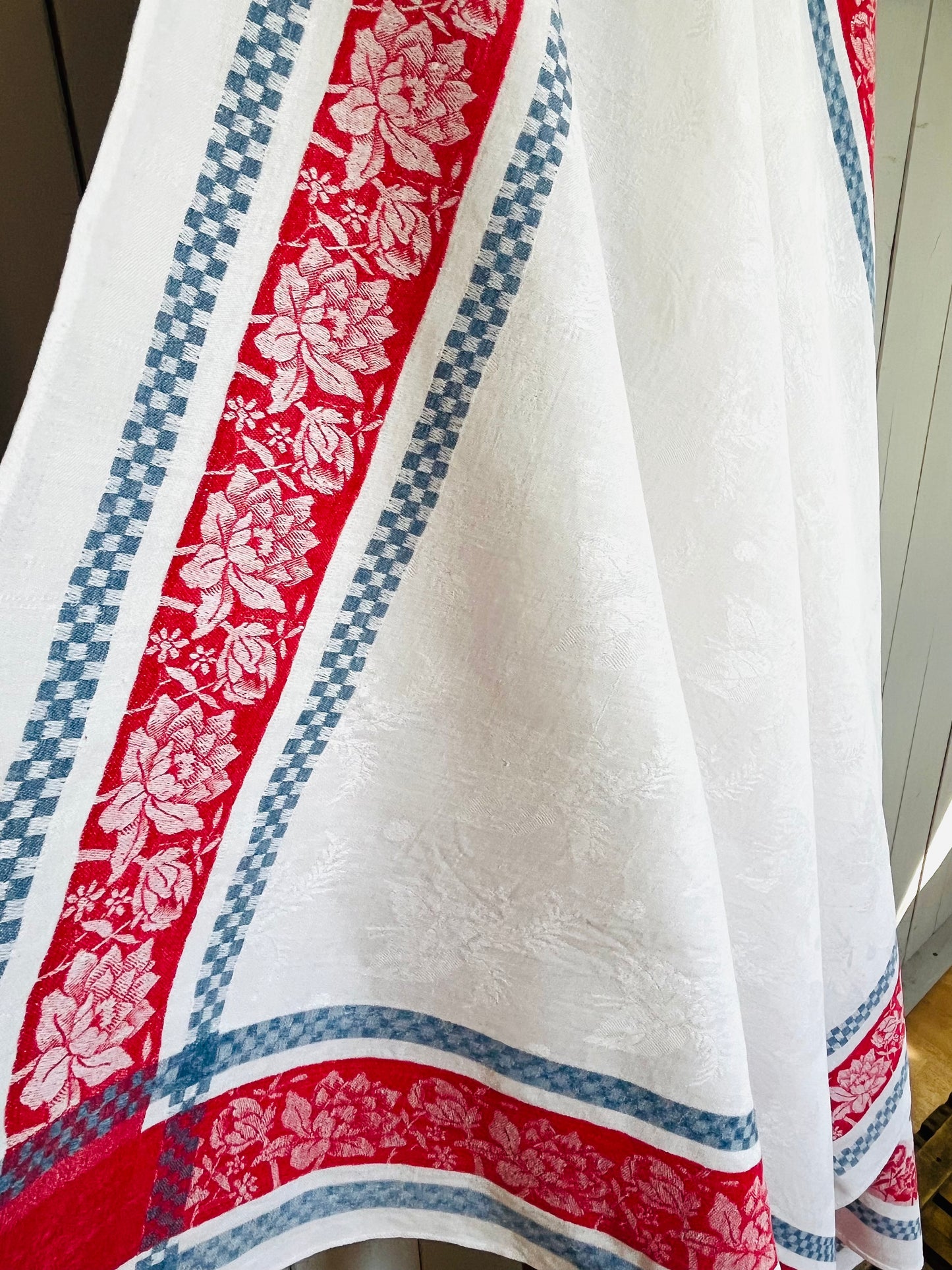 Prachtstück für die Tafel: Leinen Damast Decke in Blau /Weiß/Rot 126 x 126