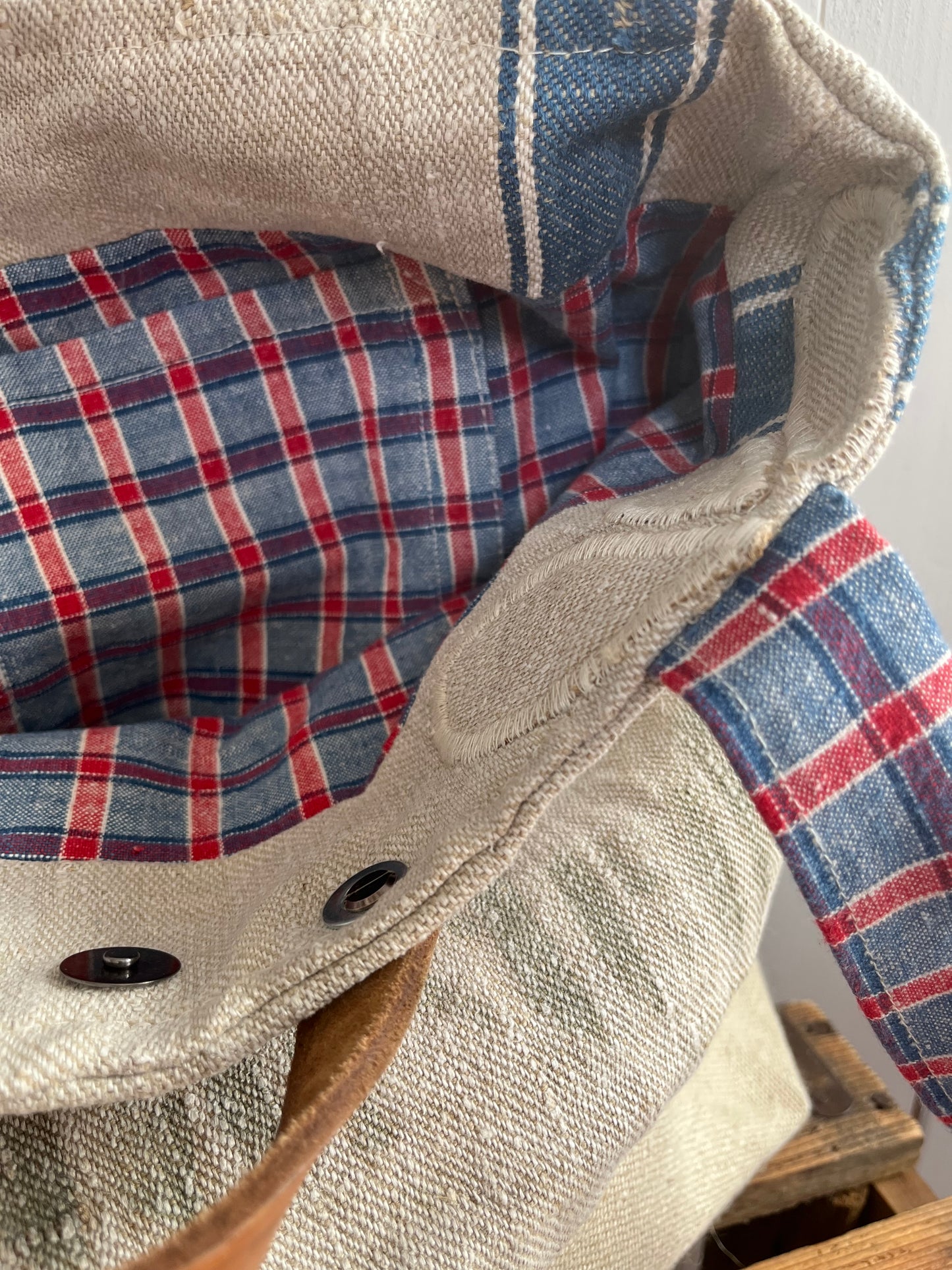Very Vintage: Große Tasche aus altem Leinensack mit Streifen, Blüten und Aufschrift