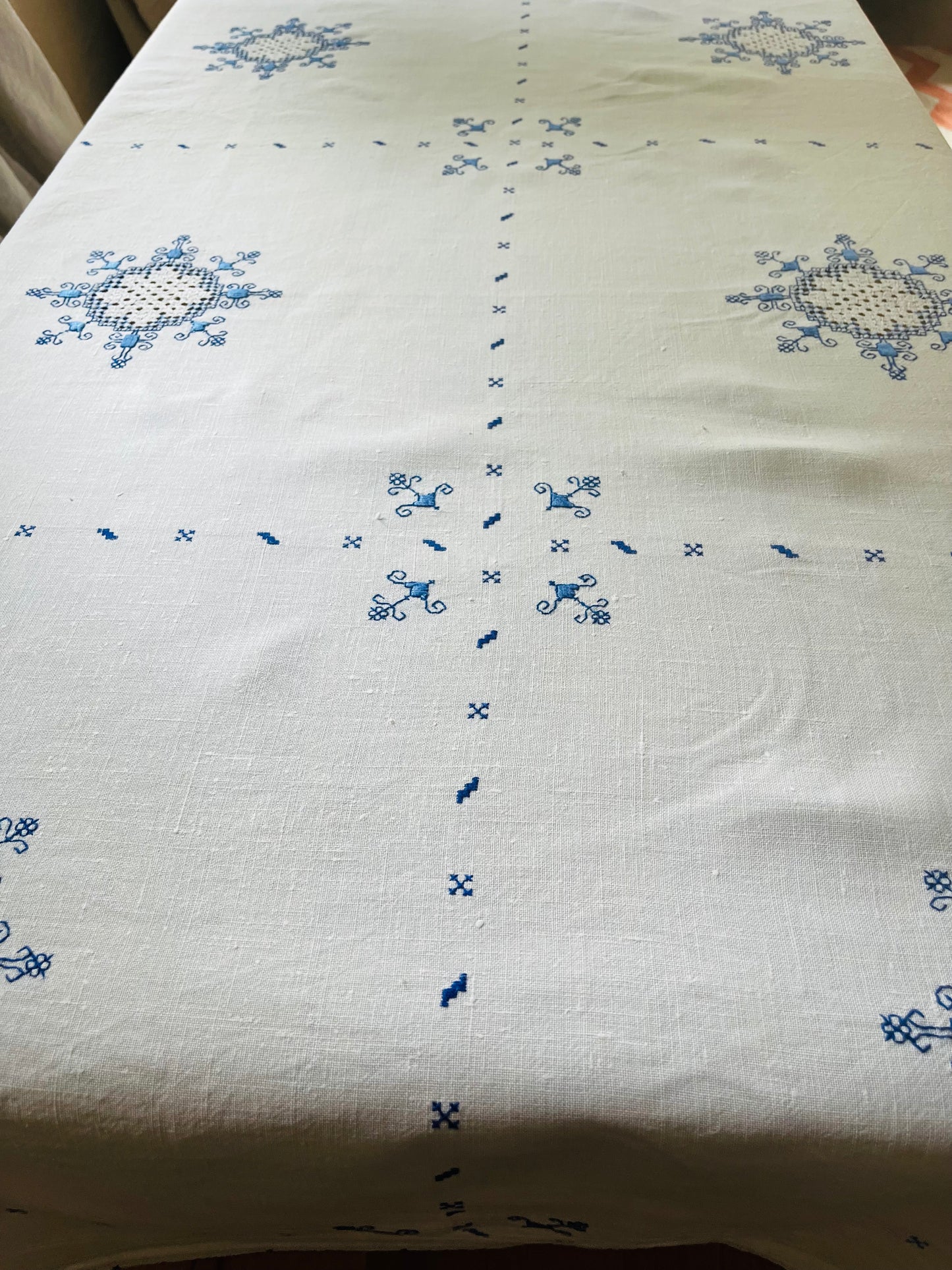 Handarbeit in Blau/Weiß: Leinendecke in bestem Zustand 135 x 130