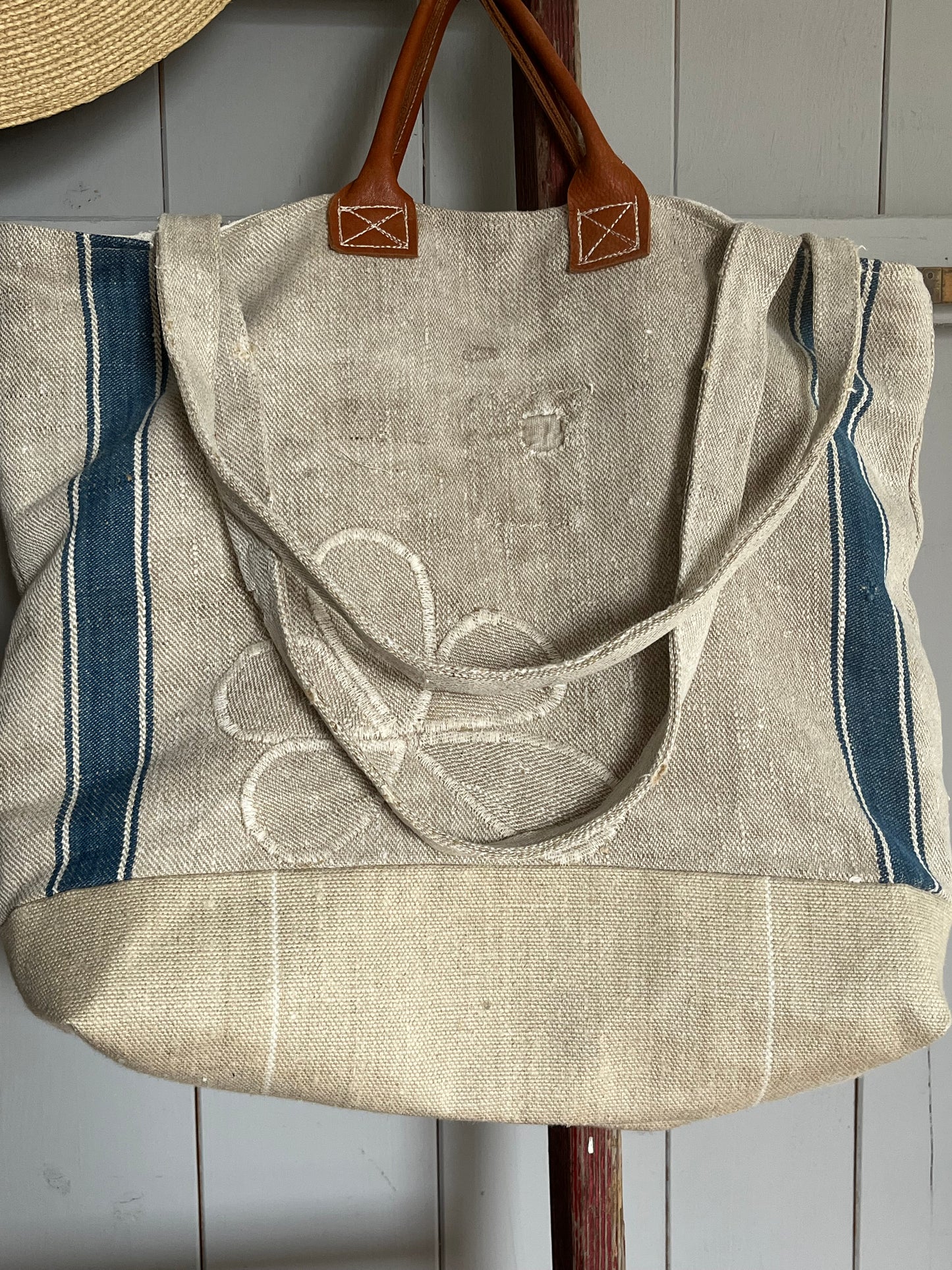 Very Vintage: Große Tasche aus altem Leinensack mit Streifen und Blüten