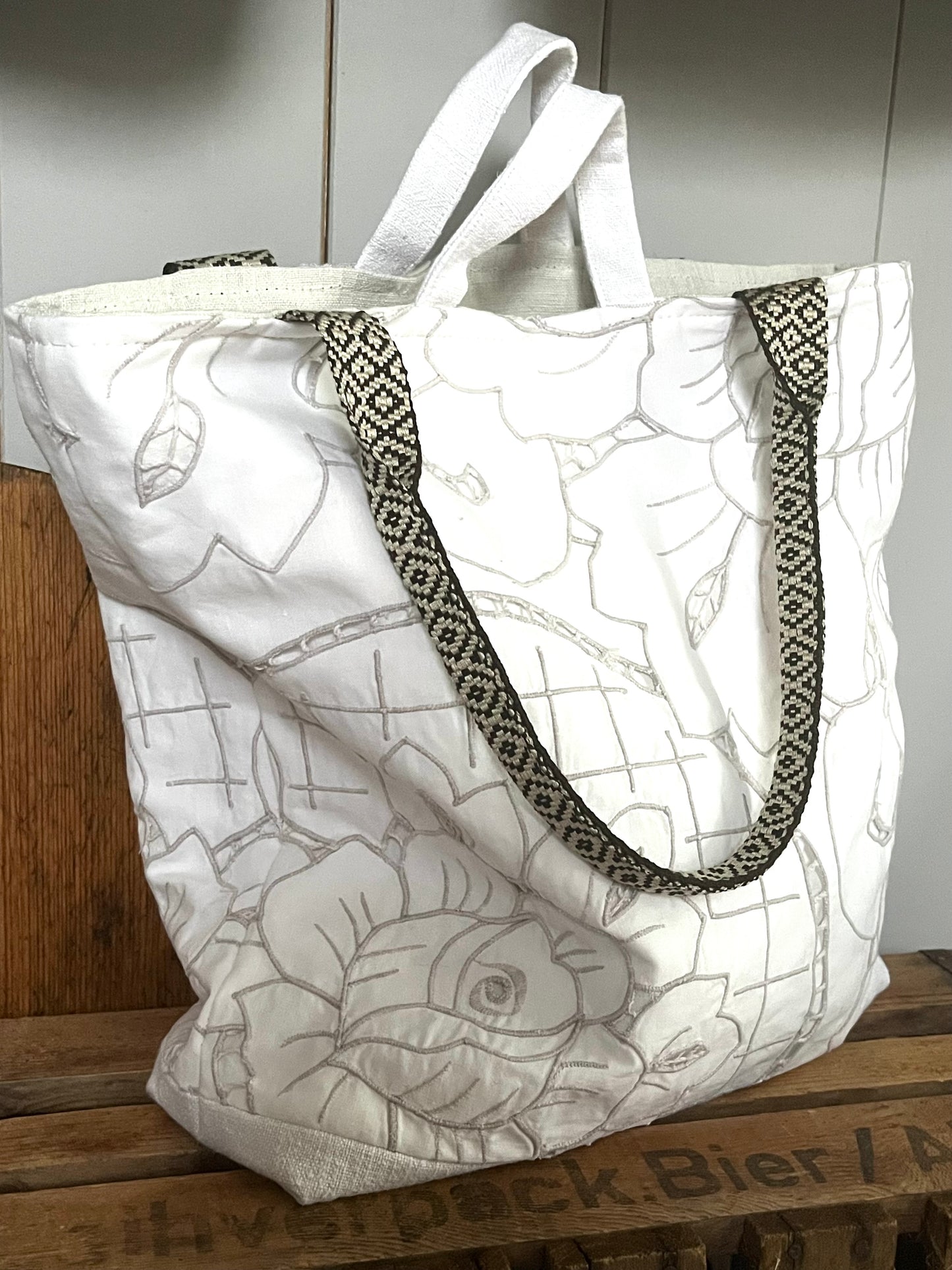 Große Tasche aus alter Richelieuspitze