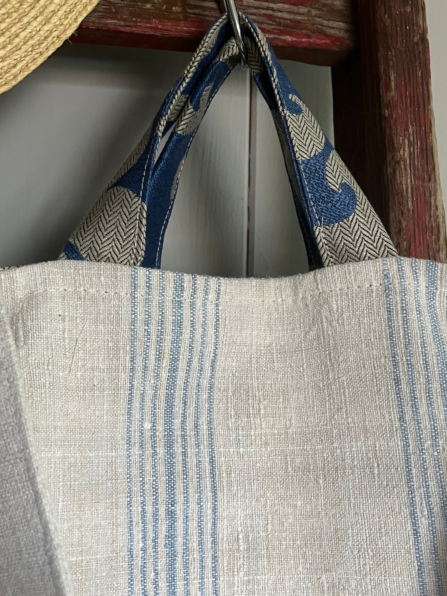 Big: große Tasche aus altem Leinensack mit Streifen und Blüten