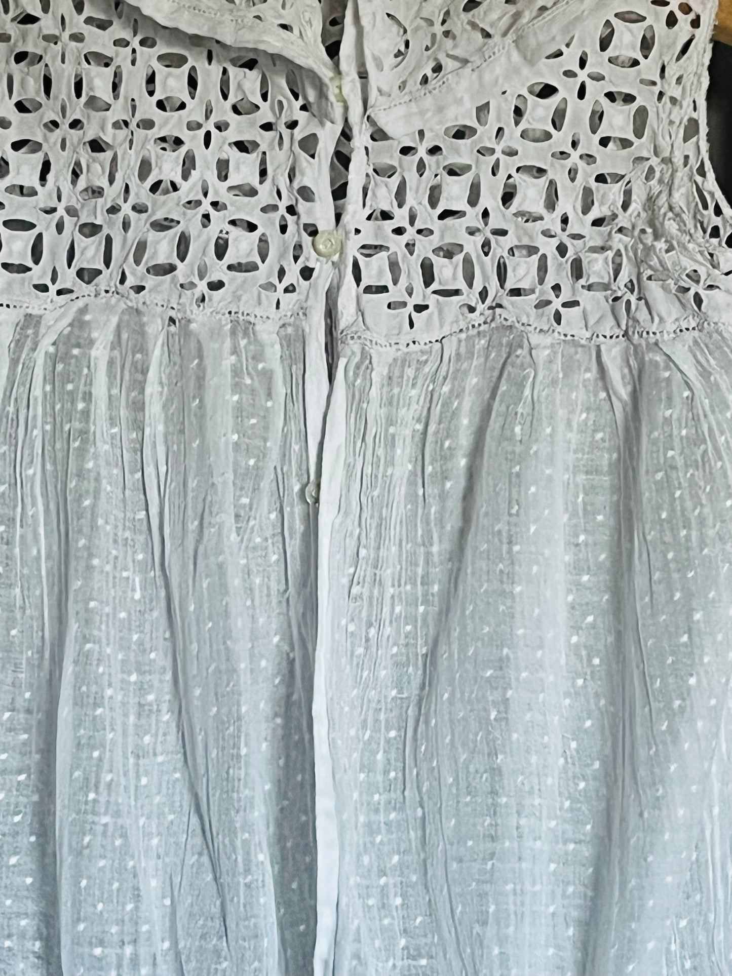 Für Mademoiselle: feines Kleid mit viel Spitze und Spitze