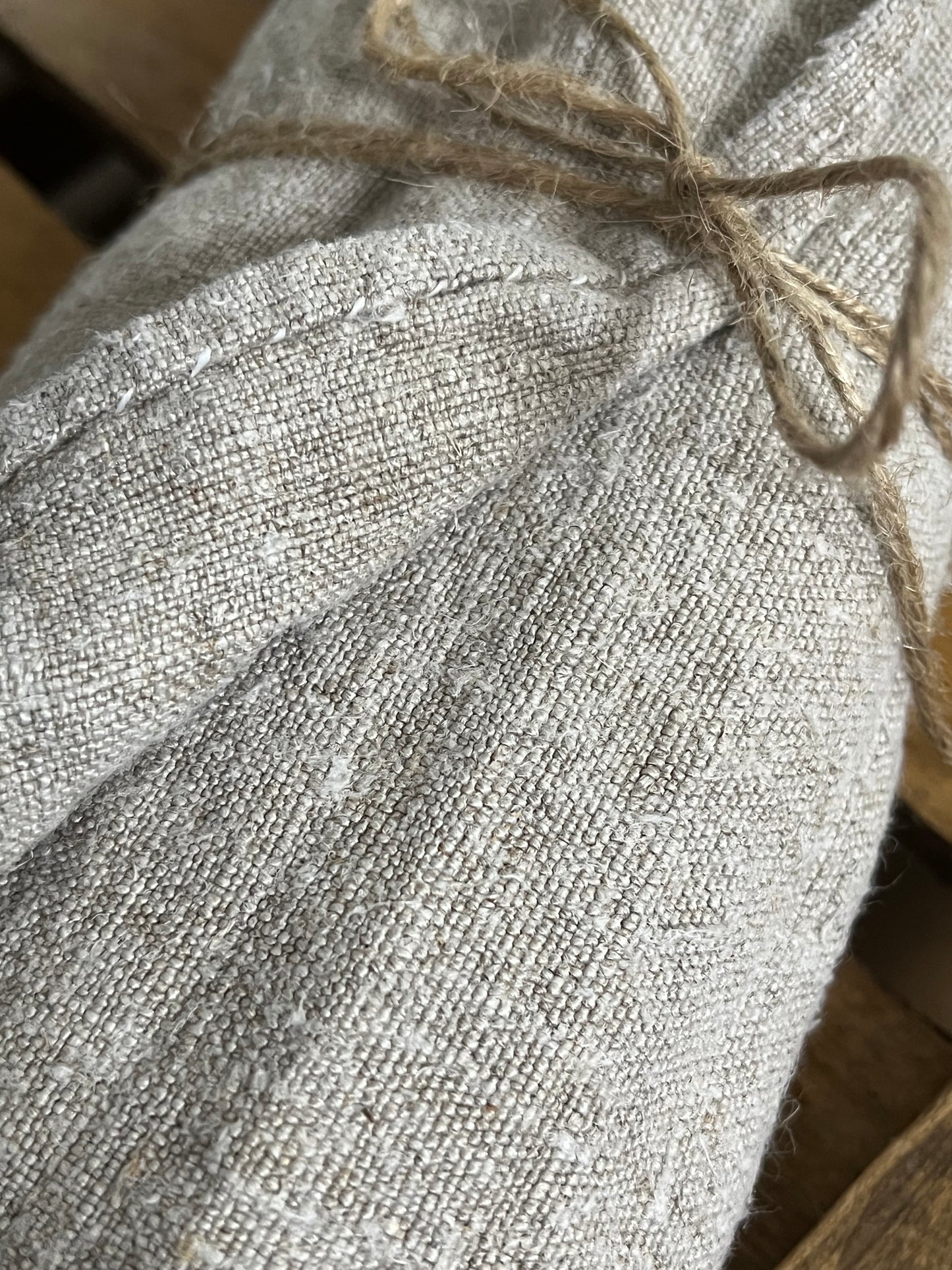 2,75 Meter außergewöhnliches Bauernleinen in dunklem Beige