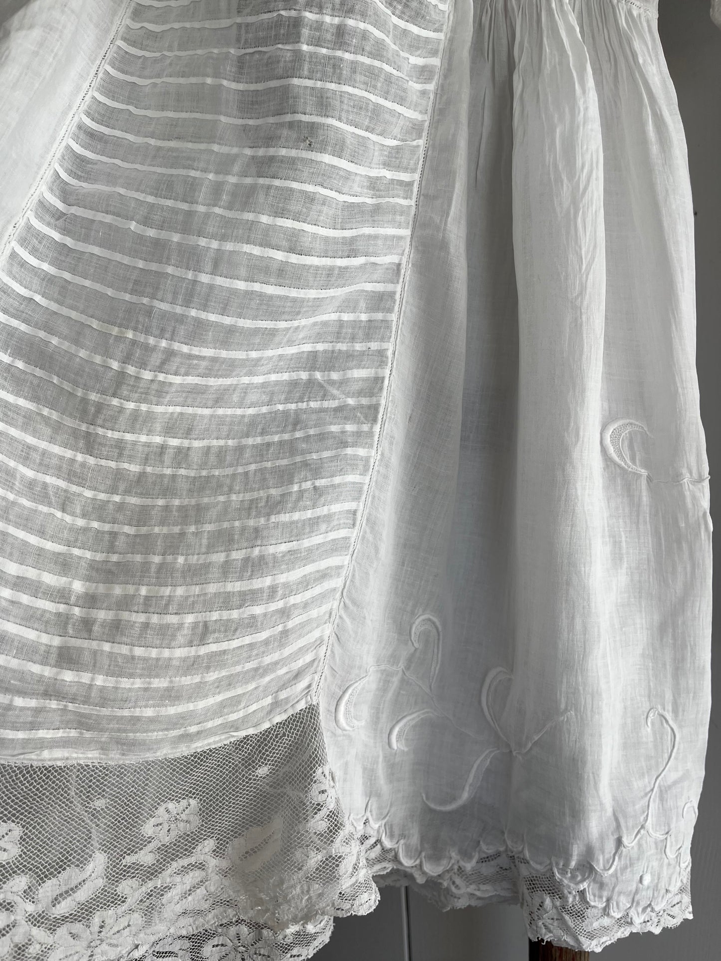 Absolute Rarität: Mademoiselles delikates Kleid mit Blüten und Spitze