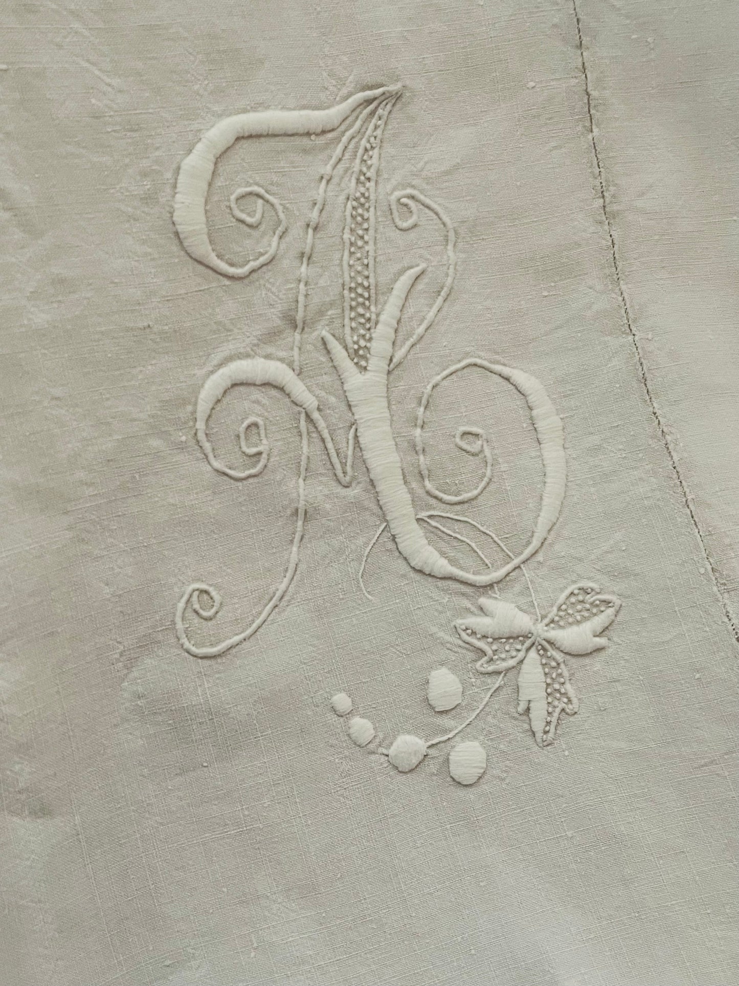XL Leinen Laken aus Frankreich mit großem Monogramm und Hohlsaum